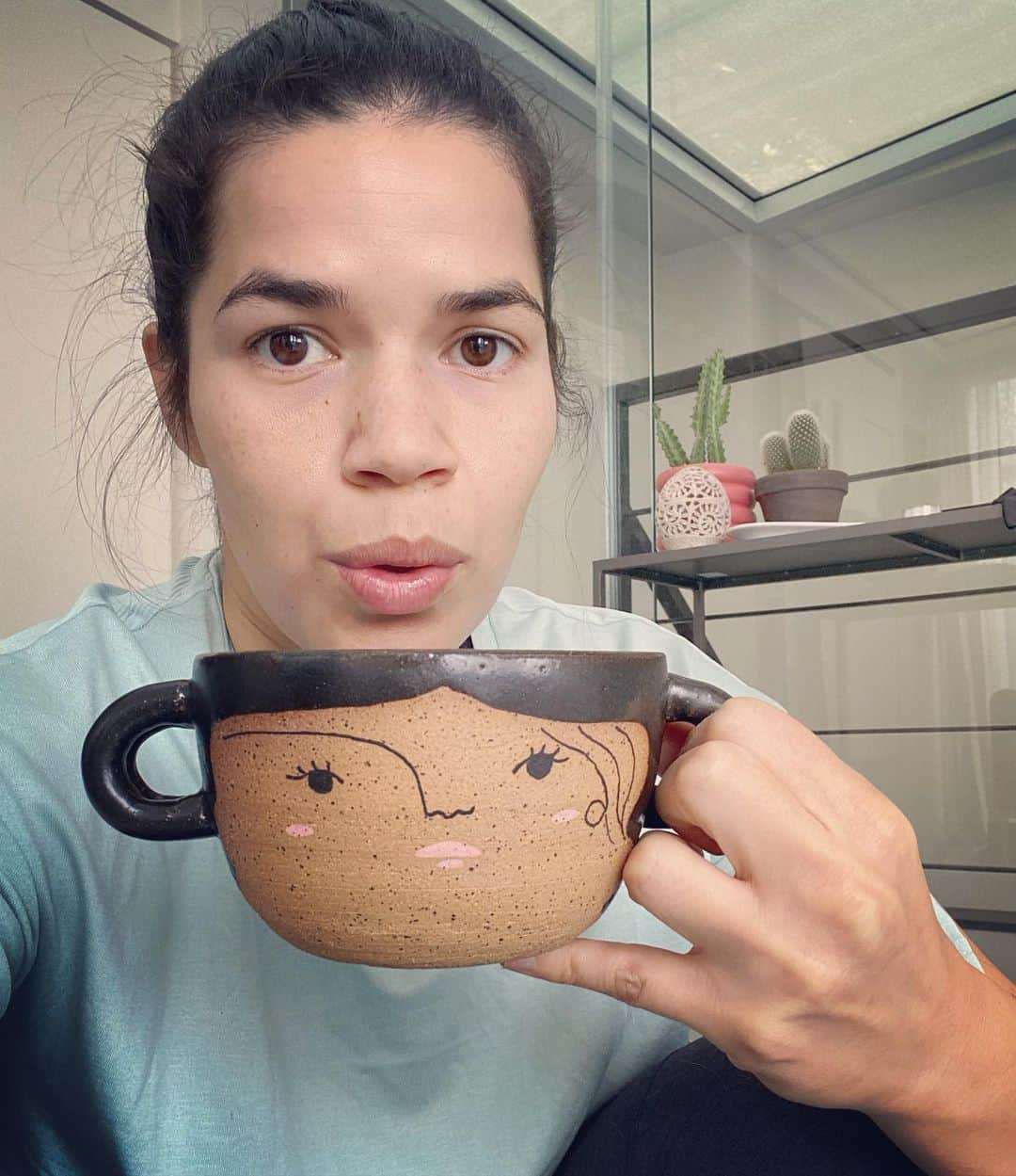 アメリカ・フェレーラさんのインスタグラム写真 - (アメリカ・フェレーラInstagram)「How I’m facing Monday- a workout and a mug that makes me happy. How are you grounding yourself for the unpredictable week ahead?  #selfcare #thelittlethings #muggingmondays  (Mug by Latina-owned @grlcollective 🤎)」1月12日 0時41分 - americaferrera