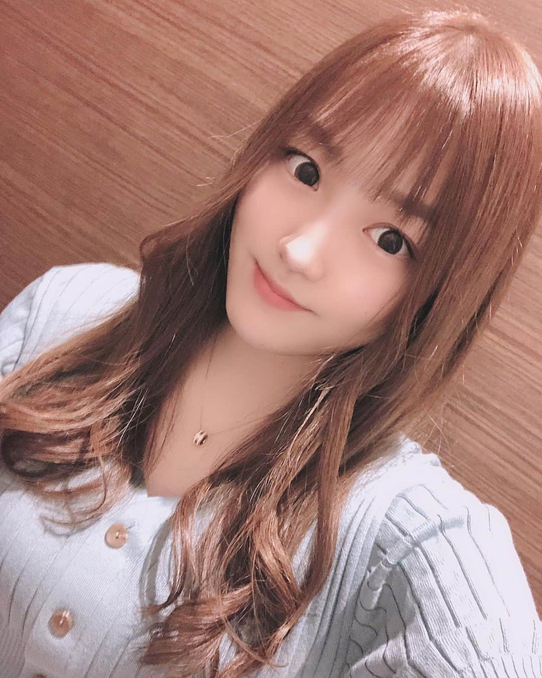 のインスタグラム：「髪の毛サラサラに復活🌟﻿ ﻿ それにしても髪の毛伸びたなぁ〜🤔💭﻿ ﻿ #美容院#カット#カラー﻿ #トリートメント#ロングヘア ﻿ #自分磨き#美容#サロン﻿ #foryoupage #foryou#fyp」