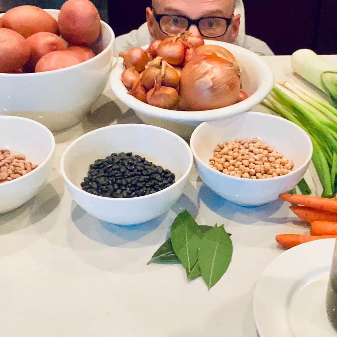 モービーさんのインスタグラム写真 - (モービーInstagram)「Every 10 days or so I make a gigantic pot of soup: 1-boil black beans, pinto beans, chickpeas(save liquid). 2-in another pot: sautée onions, scallions, leeks, shallots, garlic. 3-add carrots and potatoes and homemade vegetable stock to sautéed onions, etc. 4-boil til potatoes are soft. 5-puree potato/onion/carrots, etc. 6-add purée to cooked beans and bean liquid. 7-add bay leaves and salt and pepper and corn. 8-cook at low heat for another hour, stirring regularly. And if you make enough you can freeze half and it should feed you for 10 days. Also nutritionally it’s perfect: filled with protein, antioxidants, fiber.」1月12日 0時51分 - moby