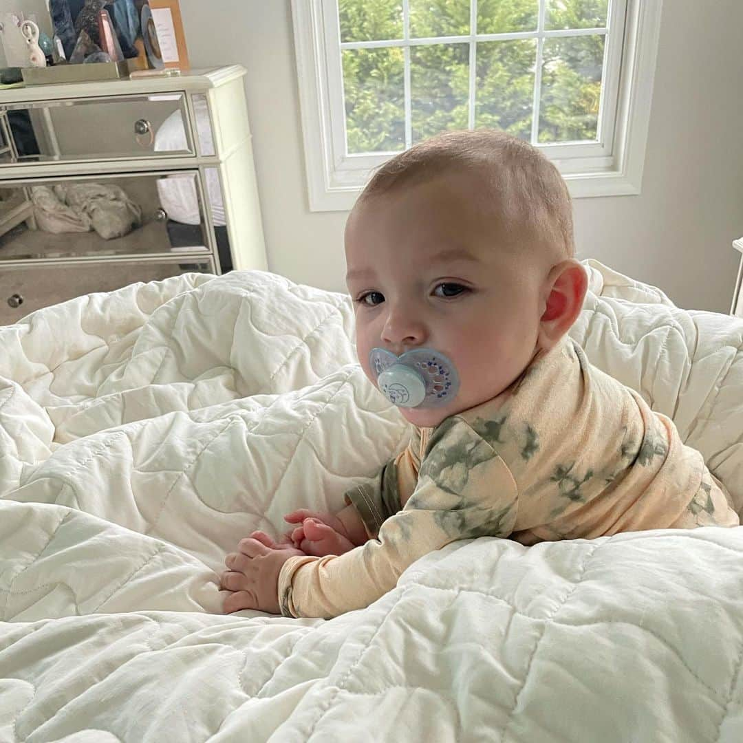 カイリン・ローリーさんのインスタグラム写真 - (カイリン・ローリーInstagram)「baby boy has a little hair coming in & learning to sit up on his own.」1月12日 0時52分 - kaillowry