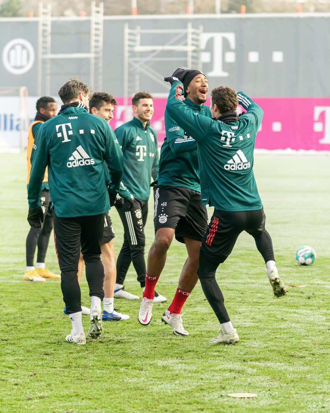 バイエルン・ミュンヘンさんのインスタグラム写真 - (バイエルン・ミュンヘンInstagram)「🙌 @sergegnabry is back with the team! 🙌  #MiaSanMia #KSVFCB #packmas #FCBayern」1月12日 0時44分 - fcbayern