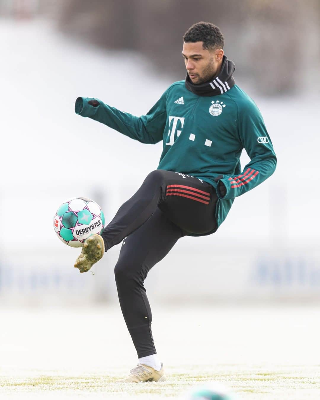 バイエルン・ミュンヘンさんのインスタグラム写真 - (バイエルン・ミュンヘンInstagram)「🙌 @sergegnabry is back with the team! 🙌  #MiaSanMia #KSVFCB #packmas #FCBayern」1月12日 0時44分 - fcbayern