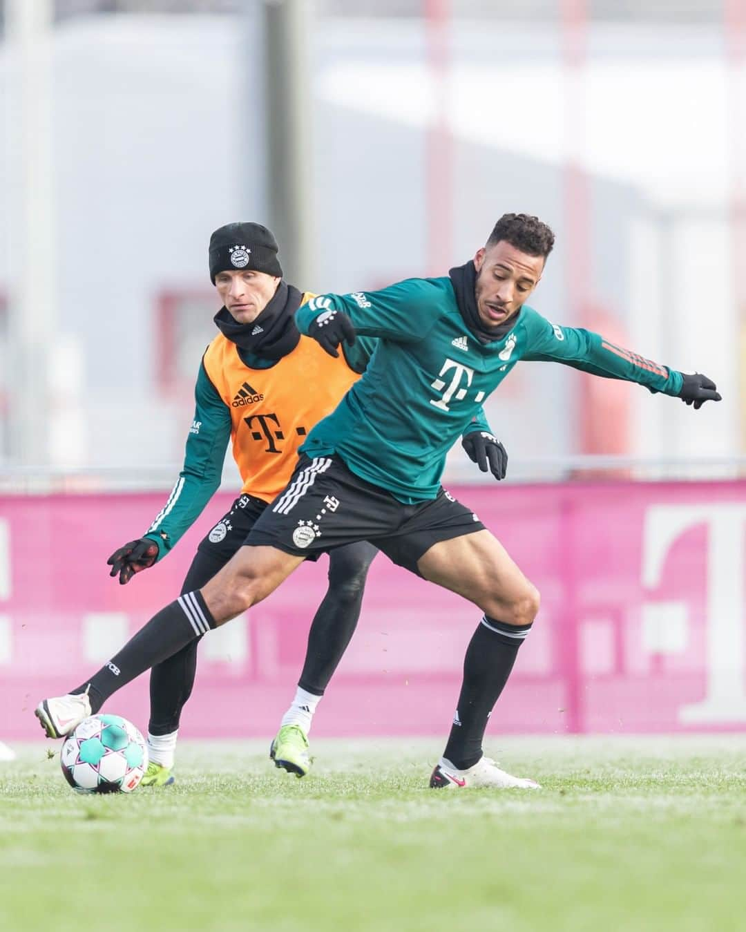 バイエルン・ミュンヘンさんのインスタグラム写真 - (バイエルン・ミュンヘンInstagram)「🙌 @sergegnabry is back with the team! 🙌  #MiaSanMia #KSVFCB #packmas #FCBayern」1月12日 0時44分 - fcbayern