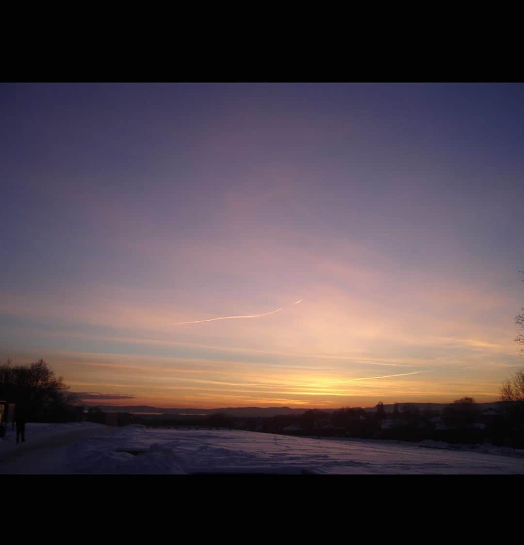 古市憲寿さんのインスタグラム写真 - (古市憲寿Instagram)「大学は小高い丘の上に建っていた。理工学部を通り抜けて、よくこの道を通ってMajorstuenの駅まで歩いていた。冬になって、日没が早くなると、まるで世界ごと沈んでしまうかのような空に出くわす。その瞬間がとても好きだったな。 #oslo #norway #blindern」1月12日 0時45分 - poe1985