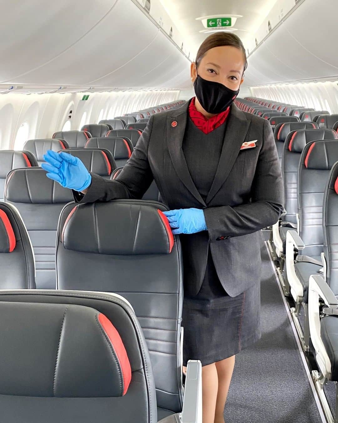 AIR CANADAさんのインスタグラム写真 - (AIR CANADAInstagram)「You can always count on us to make your safety our top priority. From complimentary Customer Care Kits to advanced, end-to-end cleaning protocols, our industry-leading Air Canada CleanCare+ program is designed to protect your health from check-in to baggage claim. . . Nous accordons la priorité à votre sécurité, toujours. Notre programme Air Canada SoinPropre+ à l’avant-garde de l’industrie inclut des trousses gratuites de soins personnels et des protocoles de nettoyage rigoureux. Il est conçu pour protéger votre santé du départ à l’arrivée.」1月12日 0時45分 - aircanada