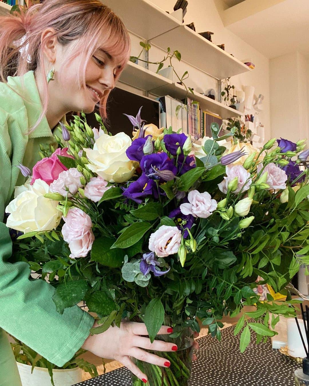 Arden Roseのインスタグラム：「Thanks to the LOML (love of my life) for putting up with me these past six years (what) and for the most gigantic bouquet of flowers this side of the Atlantic. Dating your best friend really does pay off 💗」
