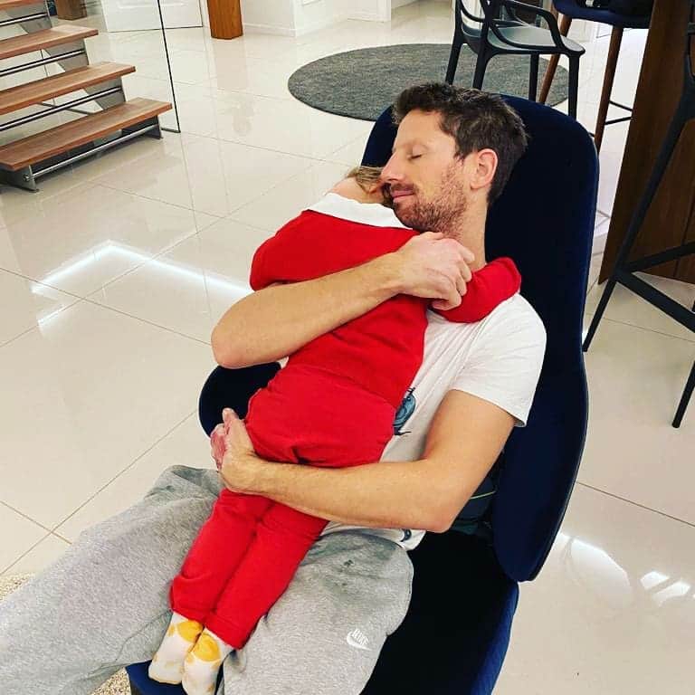 ロマン・グロージャンのインスタグラム：「Morning cuddles = no price  ❤❤❤❤❤❤❤❤❤❤ 📸@mariongrosjean」