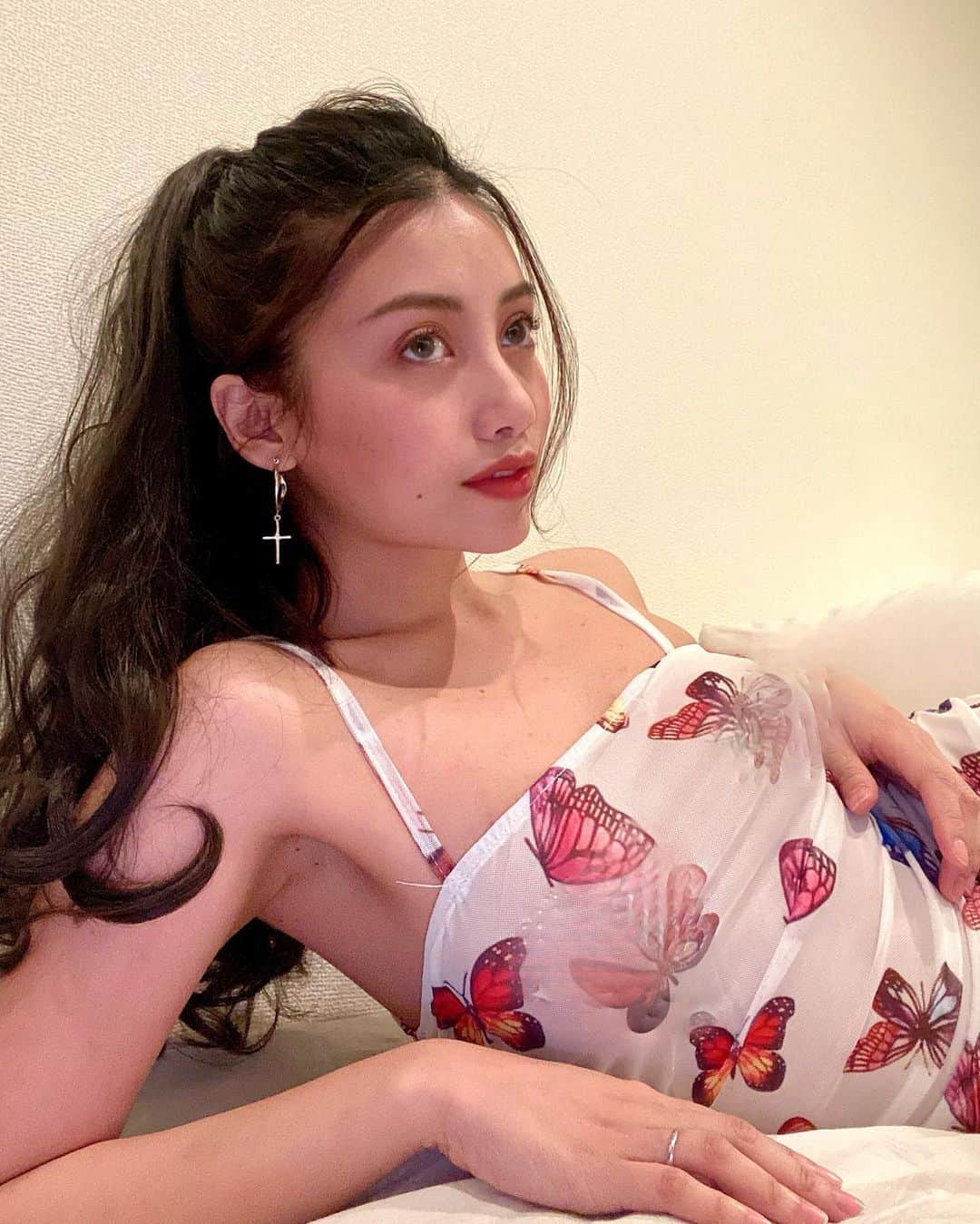 安部ニコルのインスタグラム：「この服、実は透け透けかもしれない...」
