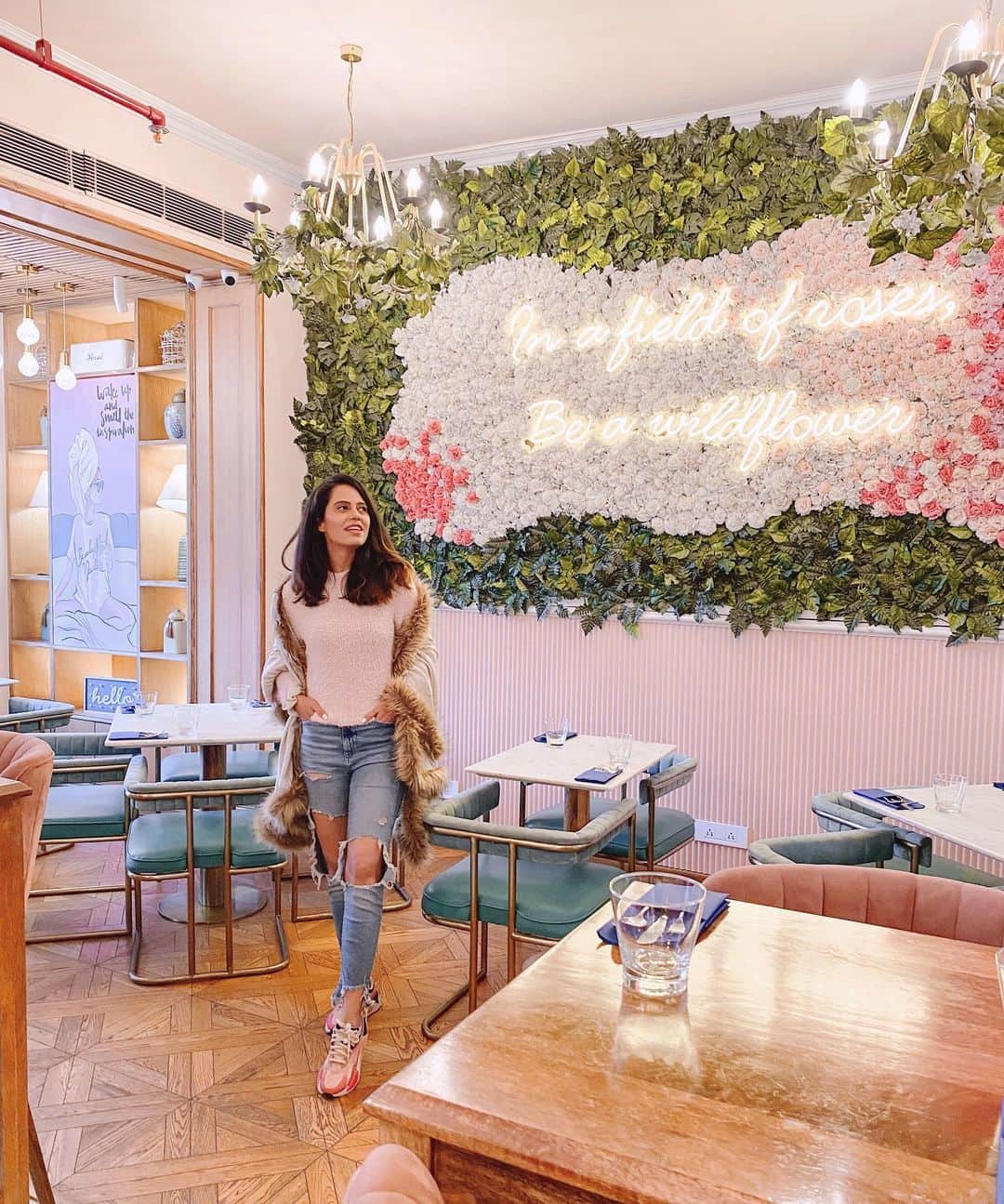 Aakriti Ranaさんのインスタグラム写真 - (Aakriti RanaInstagram)「In a field of roses, be a wildflower! 🌸  Went to a really cute cafe for lunch today! @teravita.in 🤍 Here is my comfy winter #ootd! Tap for details 😀  #delhi #cafe #aakritirana」1月12日 0時49分 - aakritiranaofficial