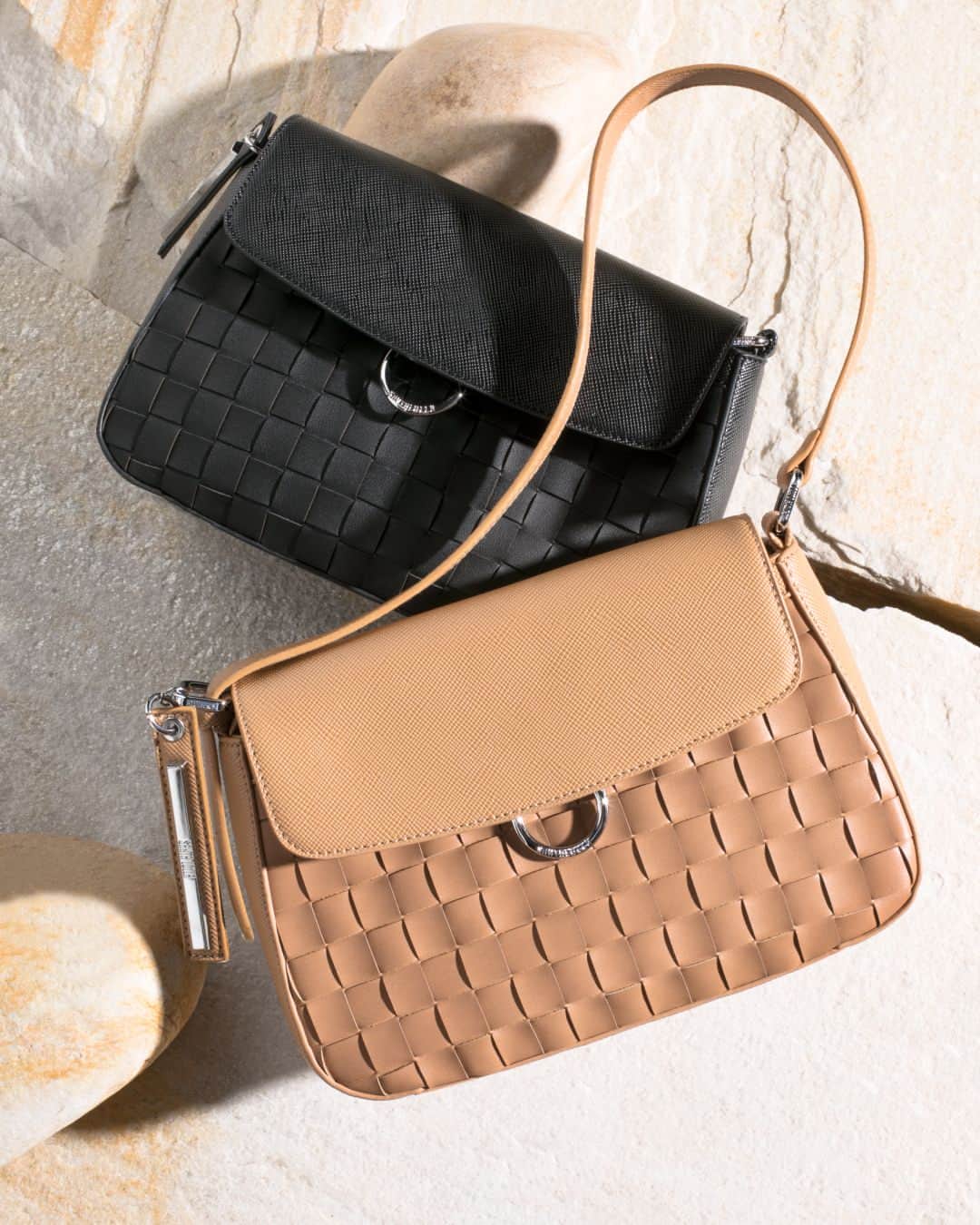 Santa Lollaのインスタグラム：「O acabamento entrelaçado dá um ar handmade à bolsa casual, fazendo com que ela seja a aposta perfeita para passar do fim de semana ao dia de trabalho com você. Qual cor vai te acompanhar? [ R$349,90 cada ] #santalollaverao21 #SLhandbags #intrecciato」