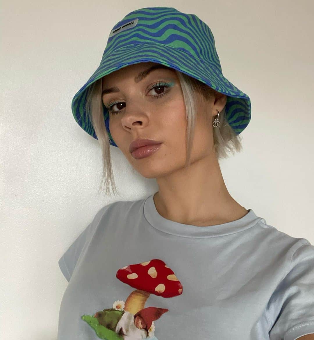 ニーナ・ネスビットのインスタグラム：「mario or luigi? 🍄」