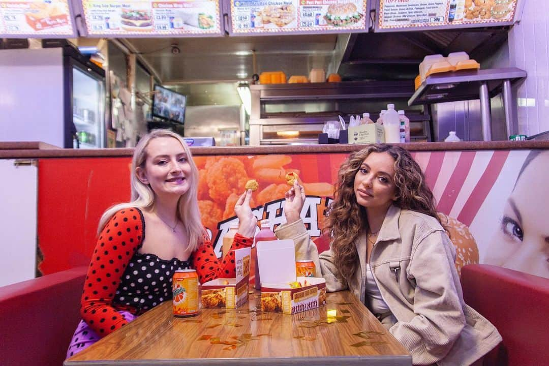 リトル・ミックスさんのインスタグラム写真 - (リトル・ミックスInstagram)「Chicken nuggets and chips will never be the same again thanks to @ameliadimz 😍. Watch our Chicken Shop Date on YouTube now 🐔 Jade x」1月12日 1時00分 - littlemix