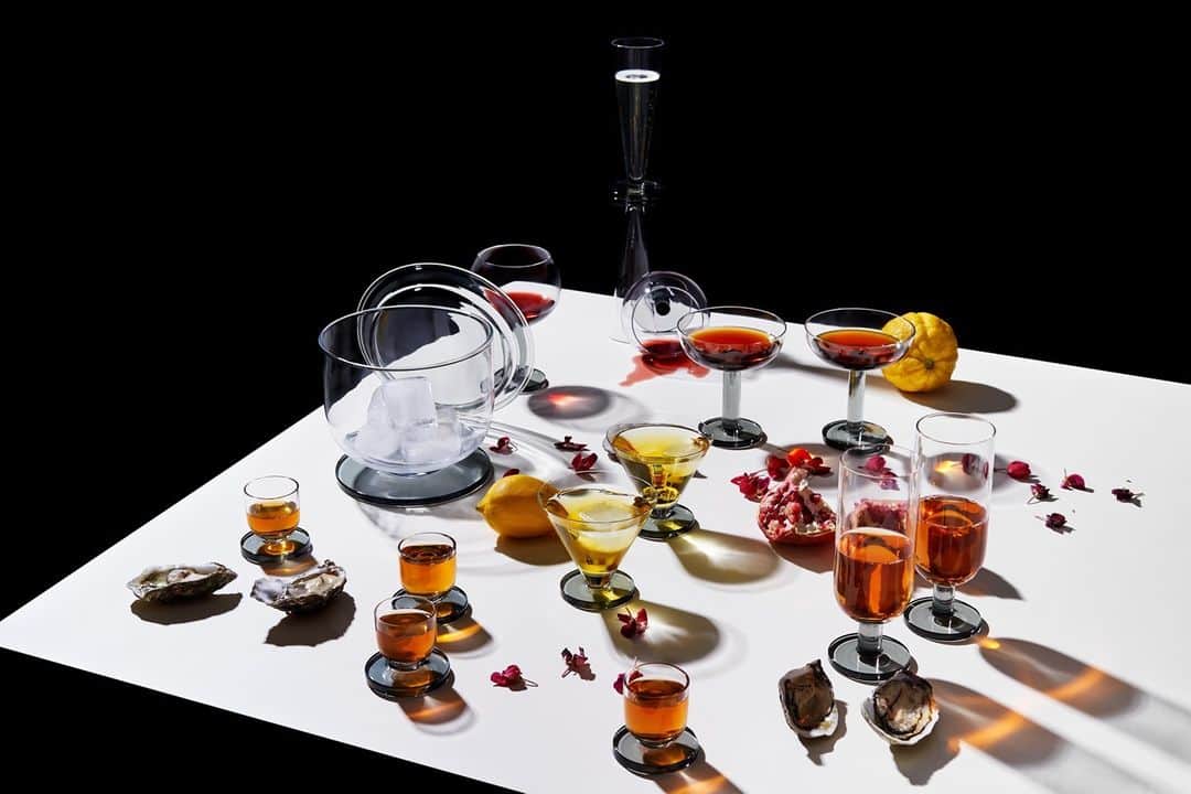 トム ディクソンのインスタグラム：「With PUCK we use the basic forms of geometry, such as cylinders, cones and spheres to create a family of minimal and heavy-weight drinking vessels. ⁠ ⁠ Including a variety of shapes: Balloon, Highball, Cocktail, Coupe, Flute, Ice Bucket, and Shot glasses - resilient enough to survive in a professional cocktail environment.⁠ ⁠ #tomdixonPUCK #champagne #oysters #tomdixon #cocktails #balloon #highball #coupe #flute #icebucket #mouthblown #shotglasses⁠ ⁠」
