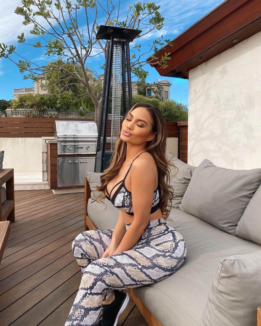 ダフネ・ジョイのインスタグラム：「Good morning loves! Happy Monday! ☀️ Love working out in my @bluebodybrazil sets, the quality is always so soft and stretchy, and fits incredible! Have a great day ☀️」