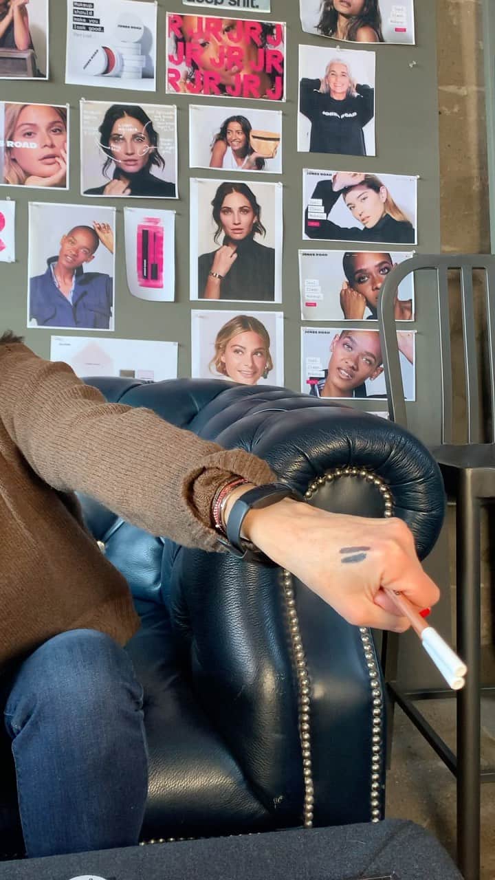 ボビー・ブラウンのインスタグラム：「I love this pencil because it reminds ben of the highly-pigmented formulas of the 1970s — when I first fell in love with my moms makeups. A precise, crisp line that glides on seamlessly and can be used with shadow on top or all by itself. I’ll do a demo at 1PM EST today. Get yours now at jonesroadbeauty.com.」