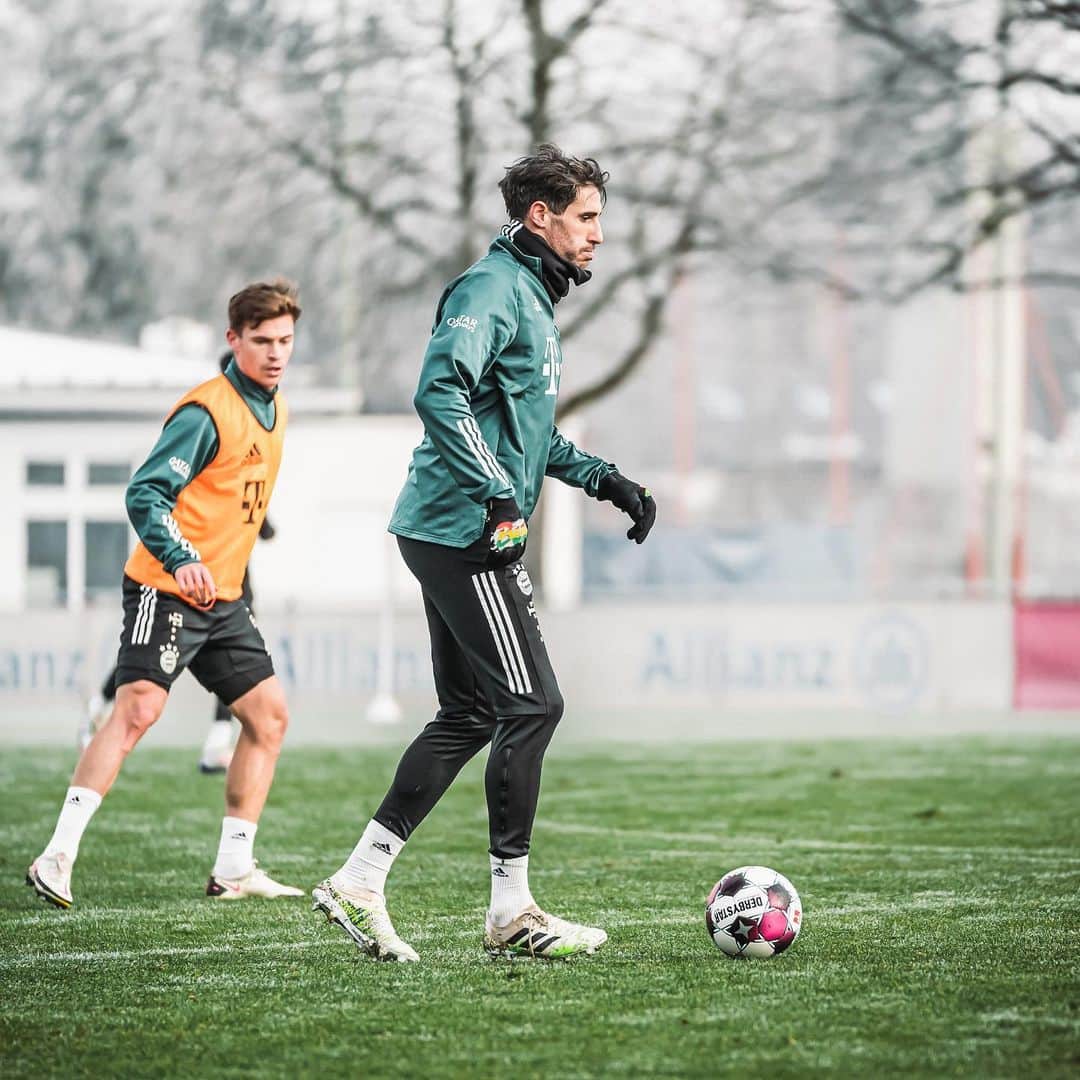 ハビ・マルティネスのインスタグラム：「Cold but good session ❄️ #training #fcbayern #Javi8」