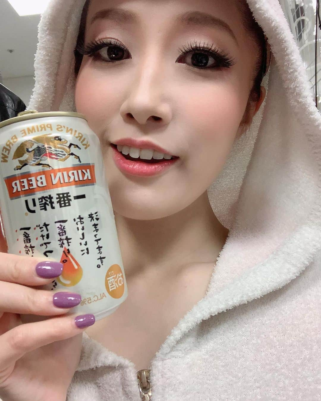 彩花まりさんのインスタグラム写真 - (彩花まりInstagram)「. 新成人のみなさま 日付を跨いでしまいましたが 本当におめでとうございます🎊🍾  やりたいことが思うようにできず 悔しい思いや悲しい思いをした方も 沢山いらしたかもしれません。 でも、だからこそ いまできる最大限に楽しもう！と 思われた方も多いはず。  人間は日々"人生をより良くするには" を考え続ける生き物だと 昔、本で読んでから その日その時出来るベストを尽くして 最大限にがんばった上で、全力で楽しむ！ のを目標に日々、暮らしています。  私も毎日葛藤であったり悲しかったり苦しかったり いろいろなことを考えてしまいますが でも楽しいことや嬉しいことも沢山あります。  こんな世の中には負けないんだから！ と気持ちを強く持って でも辛い時にはみんなで支え合って、 勝つことだけにこだわらずに じーっと嵐が過ぎるのを待つ事も大事だし うまくやり過ごして共に生きていく事もとても大切。 柔軟に穏やかにまずは近い人を幸せにすることから 一歩一歩、いっしょに大人として、 良い一日を作っていきましょう。  たくさんの人が笑顔で過ごせる そんな日々がはやく戻ってきますように。 その時にはみーんなで美味しいお酒で乾杯しましょうね🥂 それまではひとりで飲んで待ってます。  #新成人 #おめでとうございます  #成人式の日は新人公演のお稽古でした #それも懐かしい思い出 #みんなそれぞれ大切な思い出として心に残りますように #彩花まり #ひとりビール #それも好きだけどみんなで乾杯したい #ジェラピケ #もこもこだいすき #この時期手離せませんよね #みなさまもあたたかくしておやすみくださいねー！」1月12日 1時14分 - _mari_ayaka