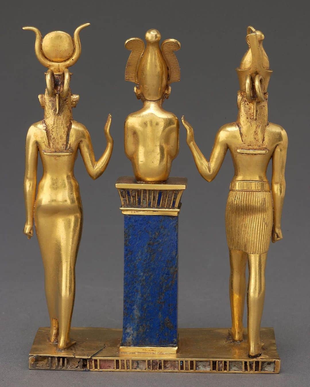 ルーブル美術館さんのインスタグラム写真 - (ルーブル美術館Instagram)「. 🇫🇷 La famille du Dieu Osiris vous souhaite une bonne semaine ! 🙂 - 🔎 Ce bijou extrêmement précieux en or plein et en lapis-lazuli, authentique chef-d’œuvre de l'orfèvrerie antique, représente la triade divine de la famille d'Osiris. Trois figurines en or plein représentent Osiris entouré par son fils Horus et son épouse Isis, levant la main en un geste protecteur. - 🦅 On les reconnaît à leurs attributs : tiare à plumes et suaire pour Osiris, tête de faucon et double couronne royale pour Horus, disque encadré de cornes de vache pour Isis, à l'imitation de la déesse Hathor. Osiris est accroupi sur un pilier en lapis-lazuli d'un bleu intense qui le rehausse au niveau des membres de sa famille. Les palmes de la corniche ainsi que le socle sont travaillés en cloisonné d'or, incrusté de lapis et de verre rouge. - ✨ Ce bijou semble être un trésor de temple, un attribut de quelque haute fonction religieuse. A l'arrière, des bélières permettaient de le suspendre comme un pectoral. - - - - 🌎 The God Osiris's Family wishes you a good week! 🙂 - 🔎 This extremely precious solid gold and lapis lazuli item of jewelry - a true masterpiece of antique goldwork - represents the holy triad of the Osiris family. The three solid gold figures represent Osiris, surrounded by his son, Horus, and his wife, Isis, extending their hands in a protective gesture. - 🦅 These gods are recognizable by their attributes: the feathered tiara and shroud for Osiris; the falcon head and double royal crown for Horus; and the horned disk for Isis, in imitation of the goddess Hathor. Osiris is crouching on a pillar of a deep blue lapis lazuli that places him at the same level as his family. The palm leaves on the cornice and the base are fashioned in gold cloisonné inlaid with lapis and red glass. - ✨ This piece of jewelry seems to be a temple treasure - an attribute that played a considerable religious role. Rings on the back could have been used to hang the object like a breastplate. - 📷 © Musée du Louvre, dist. RMN - Grand Palais / Christian Décamps . . . #Louvre #MuséeDuLouvre #LouvreChezVous #MuseumFromHome #CultureChezNous」1月12日 1時19分 - museelouvre