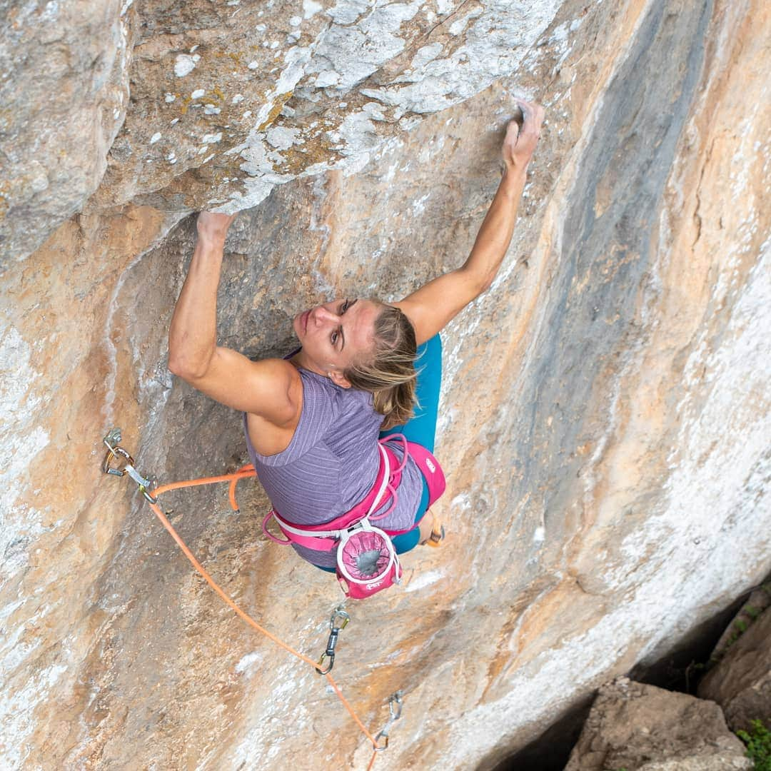 カタリーナ・ザーヴァインのインスタグラム：「Making plans for this year seems impossible, but I hope the next rock climbing trip is coming soon.🙏  Photo by @tobias_lanzanasto in Ulassai. #climbing #rockclimbing #ulassaiclimbing #sardinia #climbingtrip」