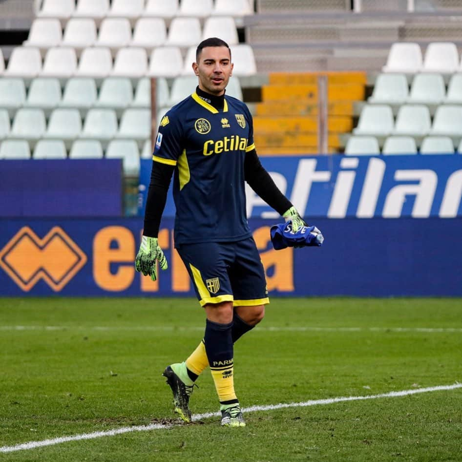 ルイージ・セーペのインスタグラム：「La cosa grave non è perdere qualche partita. La cosa grave sarebbe arrendersi. E da queste parti non ne abbiamo la minima intenzione 💛💙 #parma @parmacalcio1913」