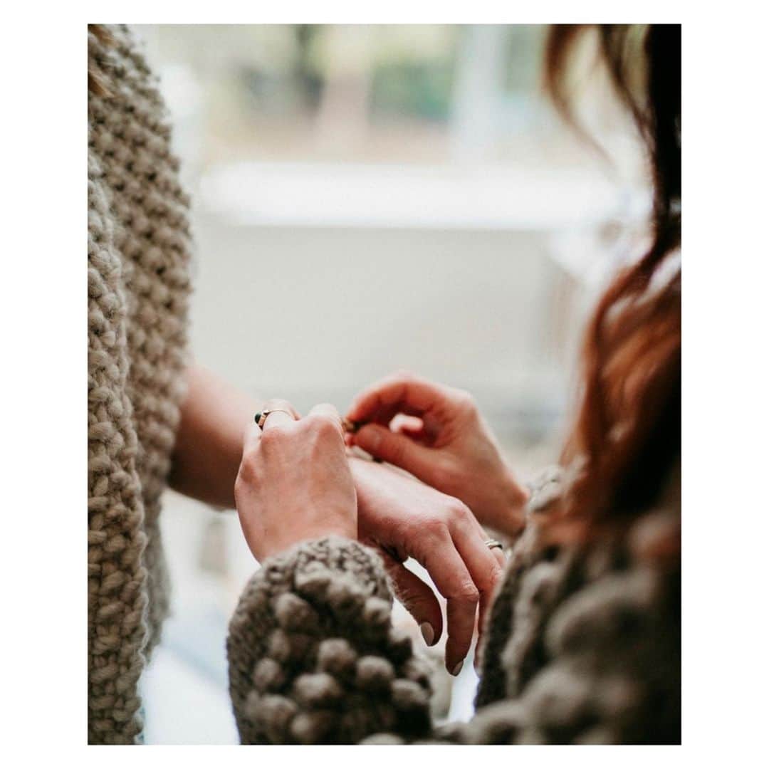 マッタのインスタグラム：「It's in the details 🤍 ...seen here our Bobble Cardigan, now on sale.⁠ >> link in bio for more <<⁠ Image from @flockando」