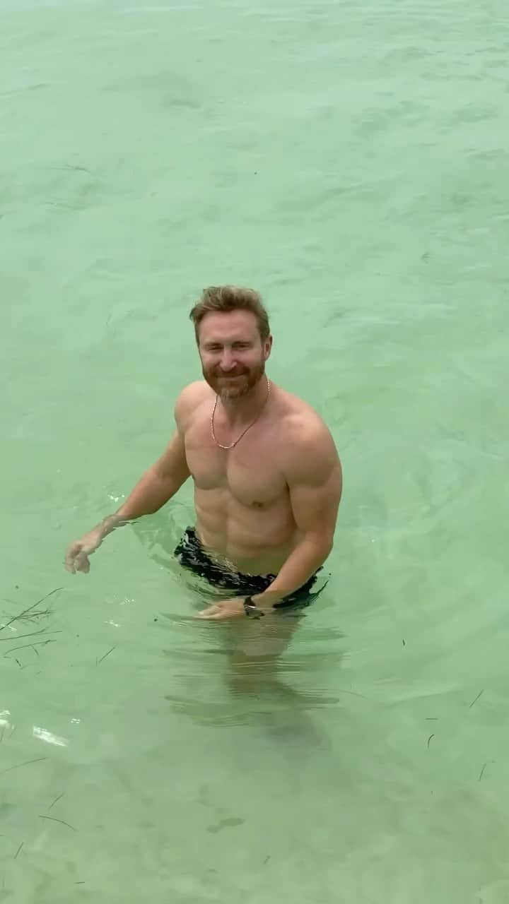 デヴィッド・ゲッタのインスタグラム：「How to survive a shark attack? 🦈😱😇」