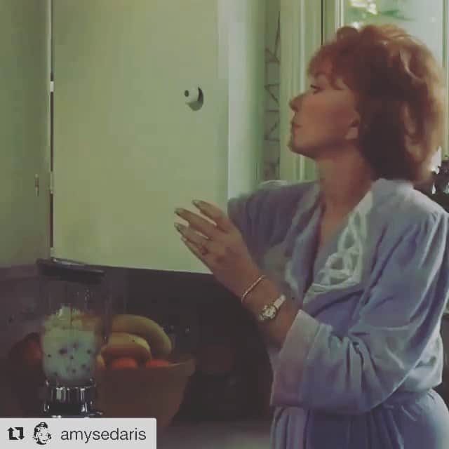 ジェニファー・エスポジートのインスタグラム：「Morning smoothie. Self care   #Repost @amysedaris with @get_repost ・・・ #mondee @camp.o.rama」
