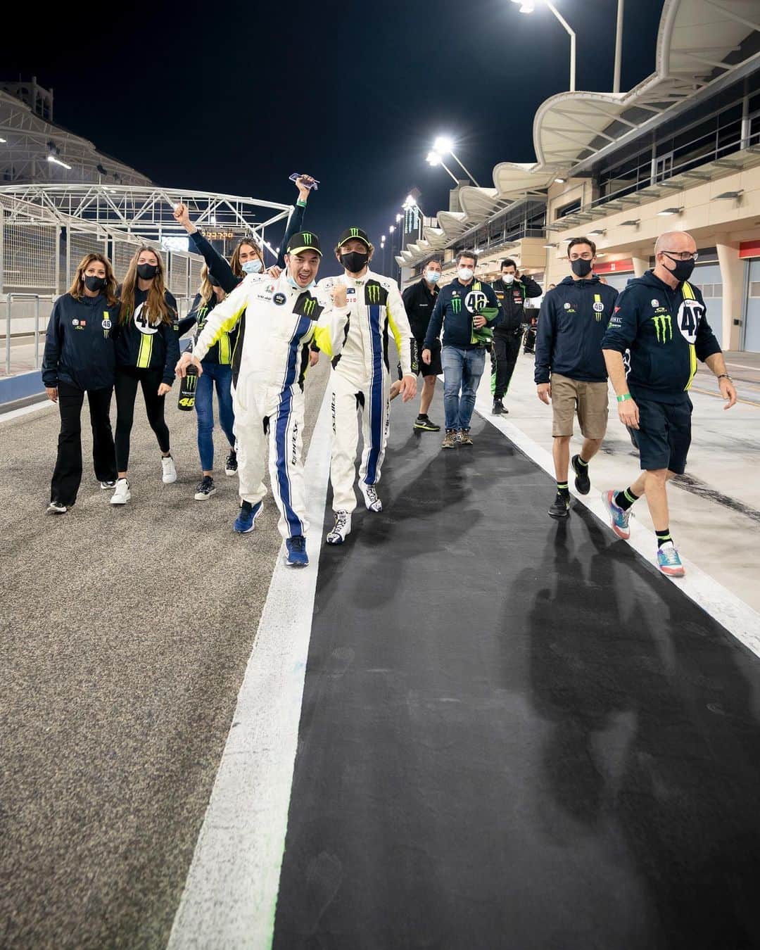 バレンティーノ・ロッシのインスタグラム：「Great podium after a strong race🏆 @uccioyellow46 @luca_marini_97  Always a pleasure race with you guys @ronniekessel #vr46squad  @monsterenergy #gulf12hours  📸 by @camilss」