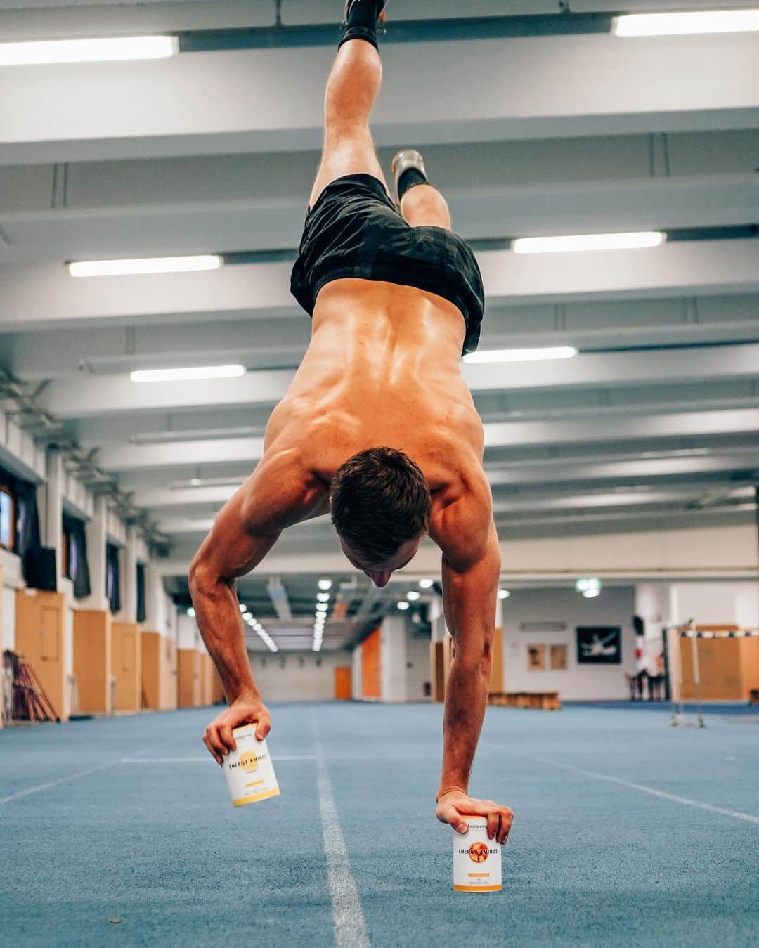 のインスタグラム：「Anzeige/Ad - Machbar oder nicht? Mit den @foodspring Energy Aminos immer ein Stück machbarer 💪🏼💪🏼 egal wie deine Workout Challenge aussieht! Vergiss nicht beim Boost shoppen mit thomasFSG 15% zu sparen! Wenn ihr mich nach meinen Favoriten fragt: Eistee und Orange - die anderen sind aber auch mega natürlich und erfrischend! #foodspring #foodspringfamily #energyaminos #foodspringenergyaminos #workout #handstand #challenge #thrusters」