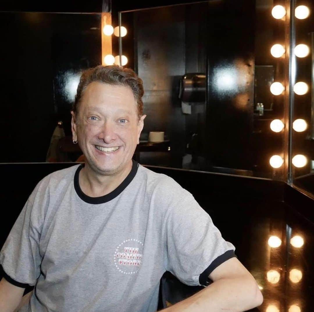 メアリー・リン・ライスカブのインスタグラム：「Shocked and saddened to learn of the passing of Jeff Scott.  He was the piano player at the comedy store for over 25 years. My favorites late nights at the comedy store involved moments with him. I would leave my family, drive over there late at night not knowing what to expect and Jeff was always a comfort in the corner sipping his drink at the piano. I loved hearing him laugh at places where no one else would. You knew Jeff was with you in silly moments, odd moments, stuff that other people didn’t get. He had seen it all but was still in the moment, it was always new. Even when it’s old hat, it was new and that was the beauty. But he wasn’t just jolly, it was the knowing, the sarcasm, world weary mixed with child like joy. The person you want off to the side witnessing your set. He is a part of the legacy at the Store and I will miss him very much. Rest In Peace Jeff」
