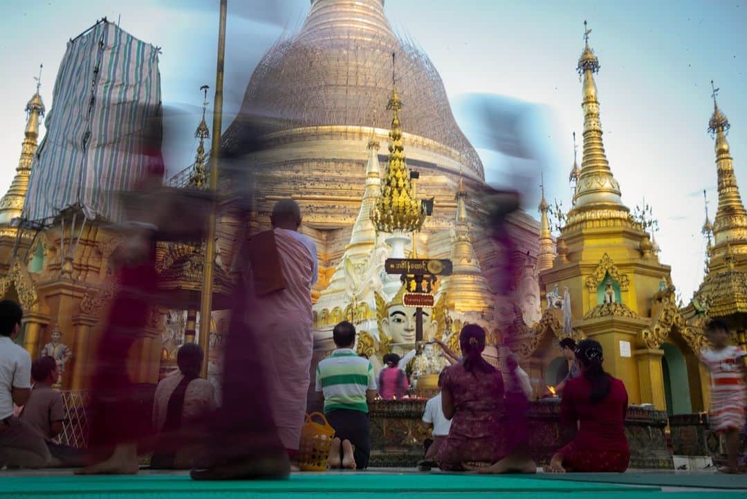 Cory Richardsさんのインスタグラム写真 - (Cory RichardsInstagram)「Morning motion and prayer, Myanmar.」1月12日 1時40分 - coryrichards