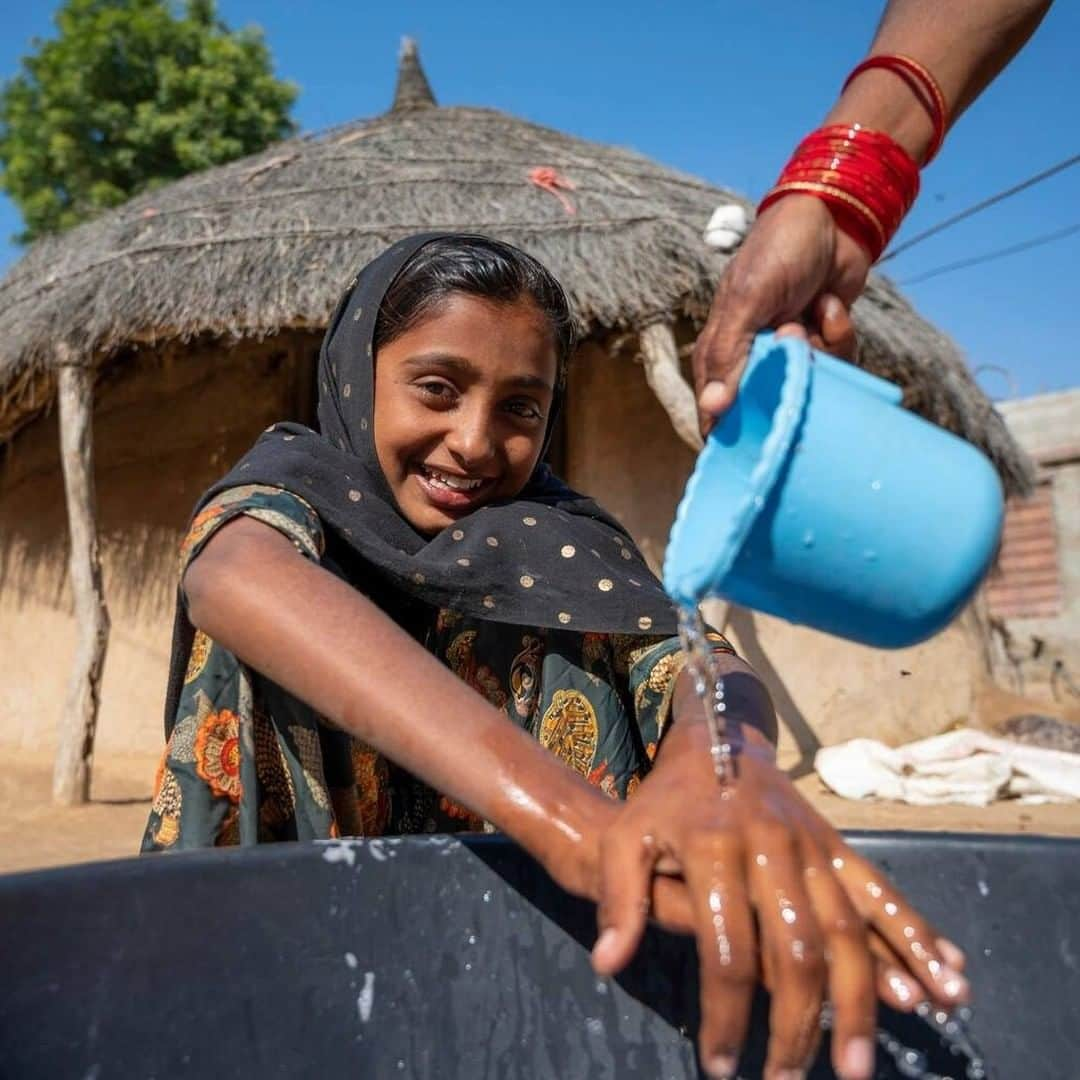 unicefさんのインスタグラム写真 - (unicefInstagram)「11-year-old Karamat shows us how she washes her hands in Rajasthan, India.   One of the cheapest, easiest, and most important ways to slow the spread of #COVID19 and other diseases is to wash your hands frequently with soap and water.  © UNICEF/UN0388582/UN0388580/UN0389319/Panjwani」1月12日 1時45分 - unicef