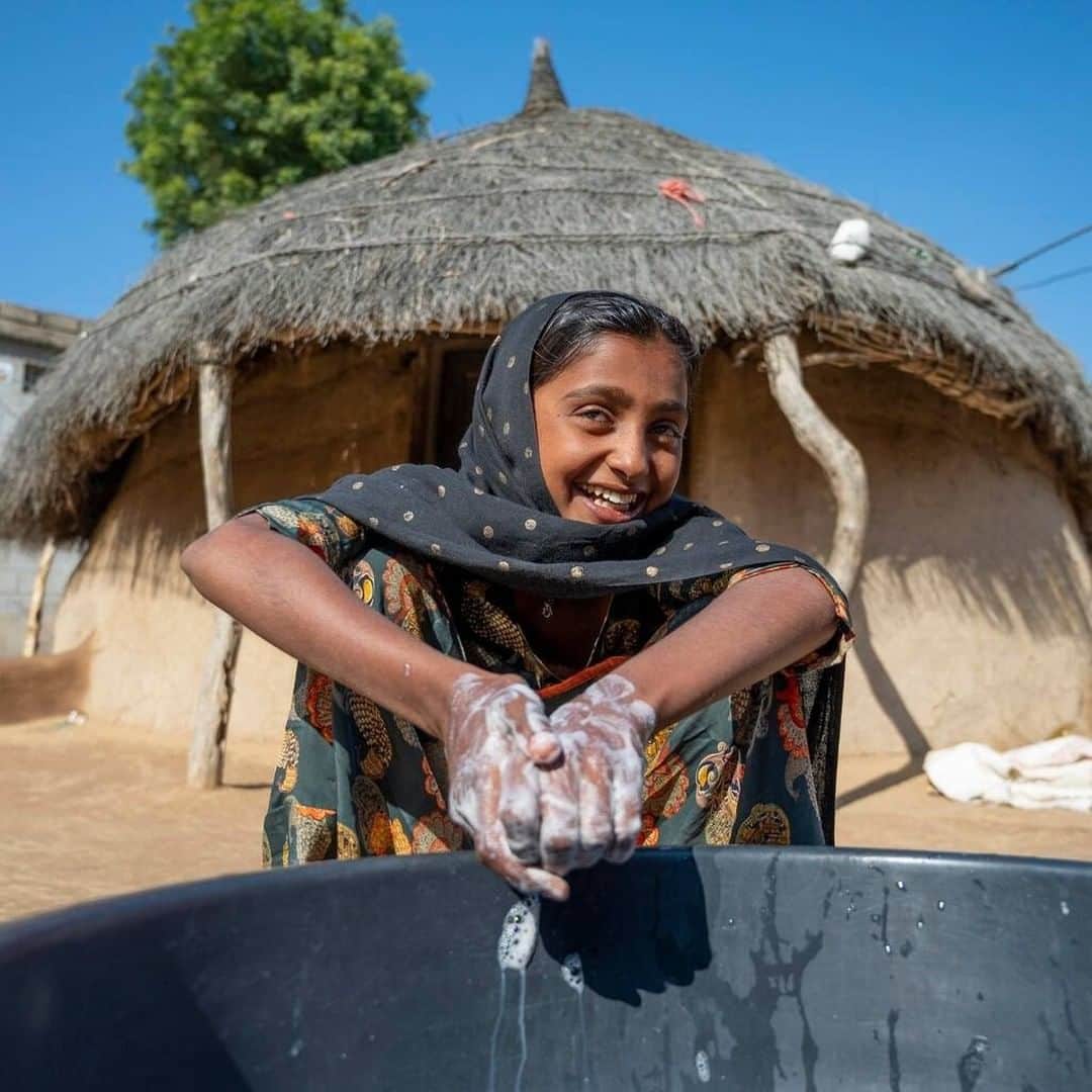 unicefさんのインスタグラム写真 - (unicefInstagram)「11-year-old Karamat shows us how she washes her hands in Rajasthan, India.   One of the cheapest, easiest, and most important ways to slow the spread of #COVID19 and other diseases is to wash your hands frequently with soap and water.  © UNICEF/UN0388582/UN0388580/UN0389319/Panjwani」1月12日 1時45分 - unicef