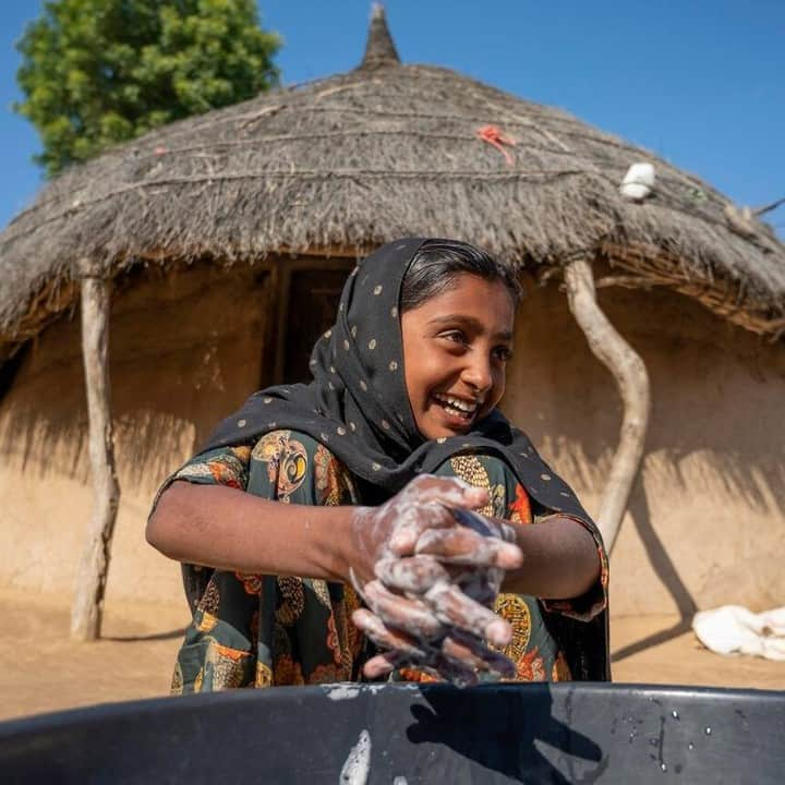 unicefさんのインスタグラム写真 - (unicefInstagram)「11-year-old Karamat shows us how she washes her hands in Rajasthan, India.   One of the cheapest, easiest, and most important ways to slow the spread of #COVID19 and other diseases is to wash your hands frequently with soap and water.  © UNICEF/UN0388582/UN0388580/UN0389319/Panjwani」1月12日 1時45分 - unicef