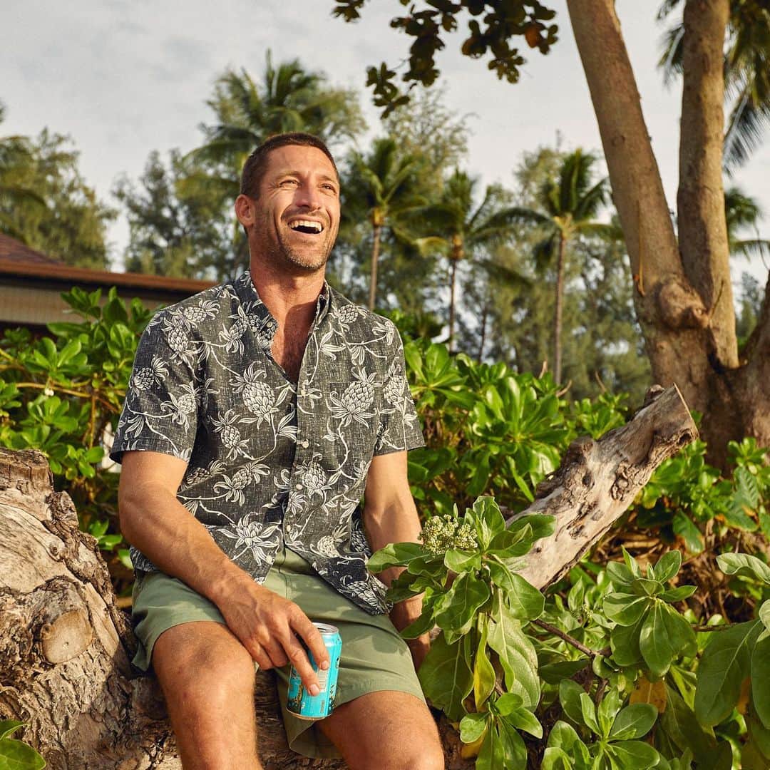 レインスプーナーのインスタグラム：「The pineapple is a symbol of hospitality, meant to welcome you to the islands. This hand painted print, Aloha Welcome, is designed to be worn with a smile.  . . #alohashirt #reynspooner」