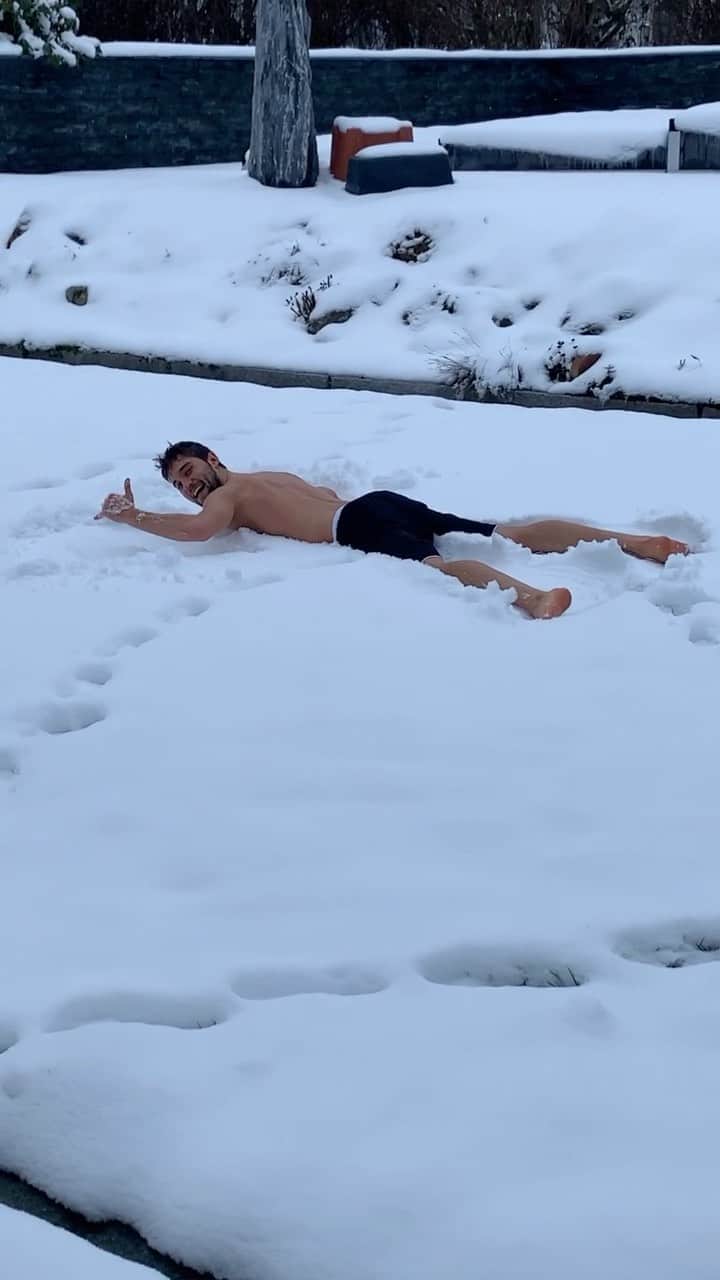 モリッツ・ライトナーのインスタグラム：「Jump into the new week 😉 It’s all about you! How do you handle the situation? Just fill it with fun & love and you will be straight happier 💪😊😜 #motivation #mindset #funny #fitness #snow #icebath #regeneration #fit #health #lifestyle #love #instagood #reels #happy #spaß #goals #swim #sport #life #happiness #workout #exercise #muscle #natur #vegan #power」