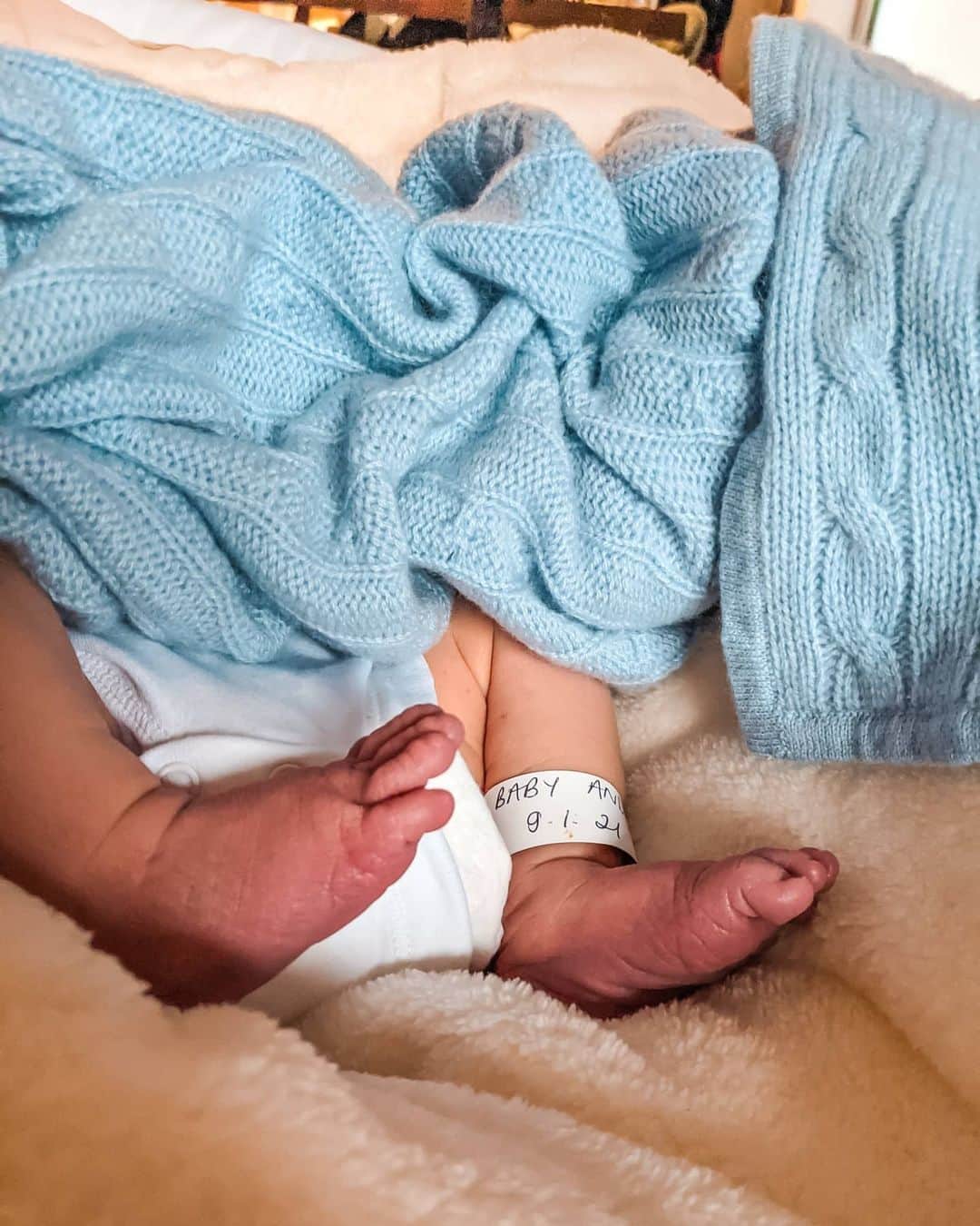 Ashley Jamesさんのインスタグラム写真 - (Ashley JamesInstagram)「Well hey guys. 👋  I just wanted to let you all know that on Saturday 9th January we welcomed our son to the world. He's a very healthy 9.5 pounds, and Snoop is already being the best big brother.   I cannot wait to introduce him to you all properly, and share my journey with you, but for now we're just getting to know him and focusing on keeping him safe in this crazy world. We're both well and recovering. 🥰  Massive thank you to our amazing team of midwives at Chelsea & Westminster for bringing him safely into the world. I love our NHS. 💙  09.01.2021 - our little Capricorn. ✨」1月12日 2時00分 - ashleylouisejames