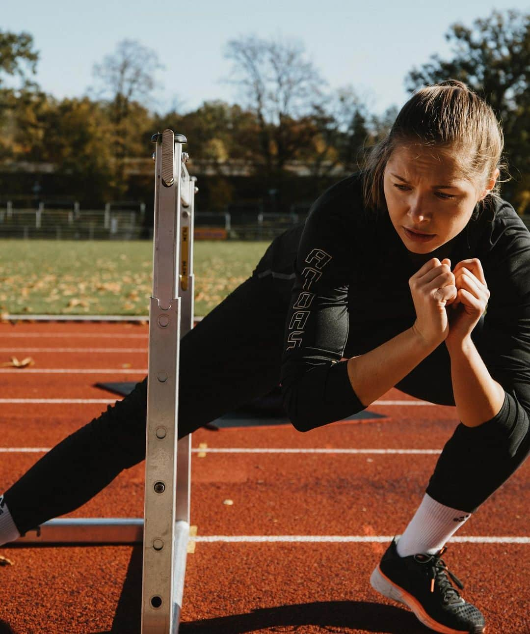 ジーナ・ルケンケムペルのインスタグラム：「Wow, ich möchte mich erstmal bei euch für die Zahlreichen Themenvorschläge und Wünsche unter meinem letzten Post #SportlerDasein bedanken. Da 2021 Ja nach wie vor in den Anfängen steht gehts heute mal über Eigenmotivation und den inneren Schweinehund 🐽  Hat ein Leistungssportler überhaupt einen inneren Schweinehund? - Die Antwort ist ganz klar: JA! Wir alle kennen ihn, wir alle hassen ihn. Mein innerer Schweinehund heißt Egon. Egon und ich, wir sind nicht die aller besten Freunde. Um ehrlich zu sein, ich mag Egon nicht wirklich. Denn immer dann, wenn Egon sich blicken lässt, drücke ich mich davor, gewissen Problemen und Baustellen gegenüberzutreten. Egon ist ein Arschloch. Denn Egon schlägt mir immer den scheinbar einfacheren, angenehmeren Weg vor für den ich nicht meine Komfortzone verlassen muss. VERLOCKEND! Aber ohne mich! Über die Jahre habe ich gelernt mich mit Egon zu arrangieren.  Was mir hierbei am meisten geholfen hat ist mir realistische Ziele zu setzten. Sind diese noch weit in der Ferne, dann suche ich mir Zwischenziele, die mir Helfen mein Ziel zu erreichen. Step by step. Manchmal bin ich auch dazu verdammt mir Ziele zu setzten, die für mich gefühlt einen Rückschritt darstellen, weil sich meine Situation während meiner Reise zum Ziel geändert hat. Das kann immer mal vorkommen, gerade in der aktuellen Zeit. Wichtig ist nur sich von so etwas nicht unterkriegen zu lassen. Auch kann es hilfreich sein Menschen die einem Nahe stehen von den eigenen Zielen zu erzählen. Denn ist das eigene Vorhaben erstmal ausgesprochen gibt es kein zurück mehr und eure Lieben helfen und unterstützen euch beim erreichen eben dieser, denn manchmal reicht eine simple Erinnerung von „außen“.  - To be continued…  Foto: @jmimagecreation  #SportlerDasein #teamlückenkemper #teamlueckenkemper #heretocreate #meininnererschweinehundundich #sorryegon」