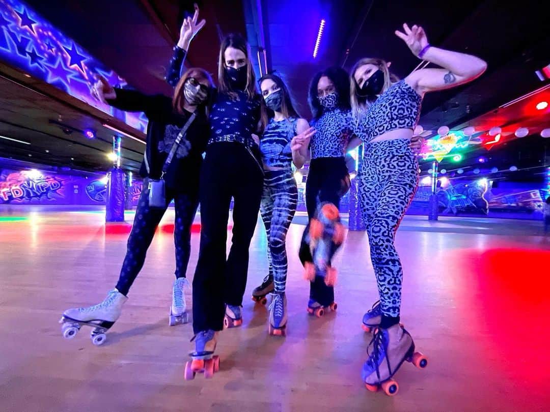 ニコールミラーのインスタグラム：「Hitting the rink in new #NMActive! 🛼 #rollerskating @unitedskatesli」