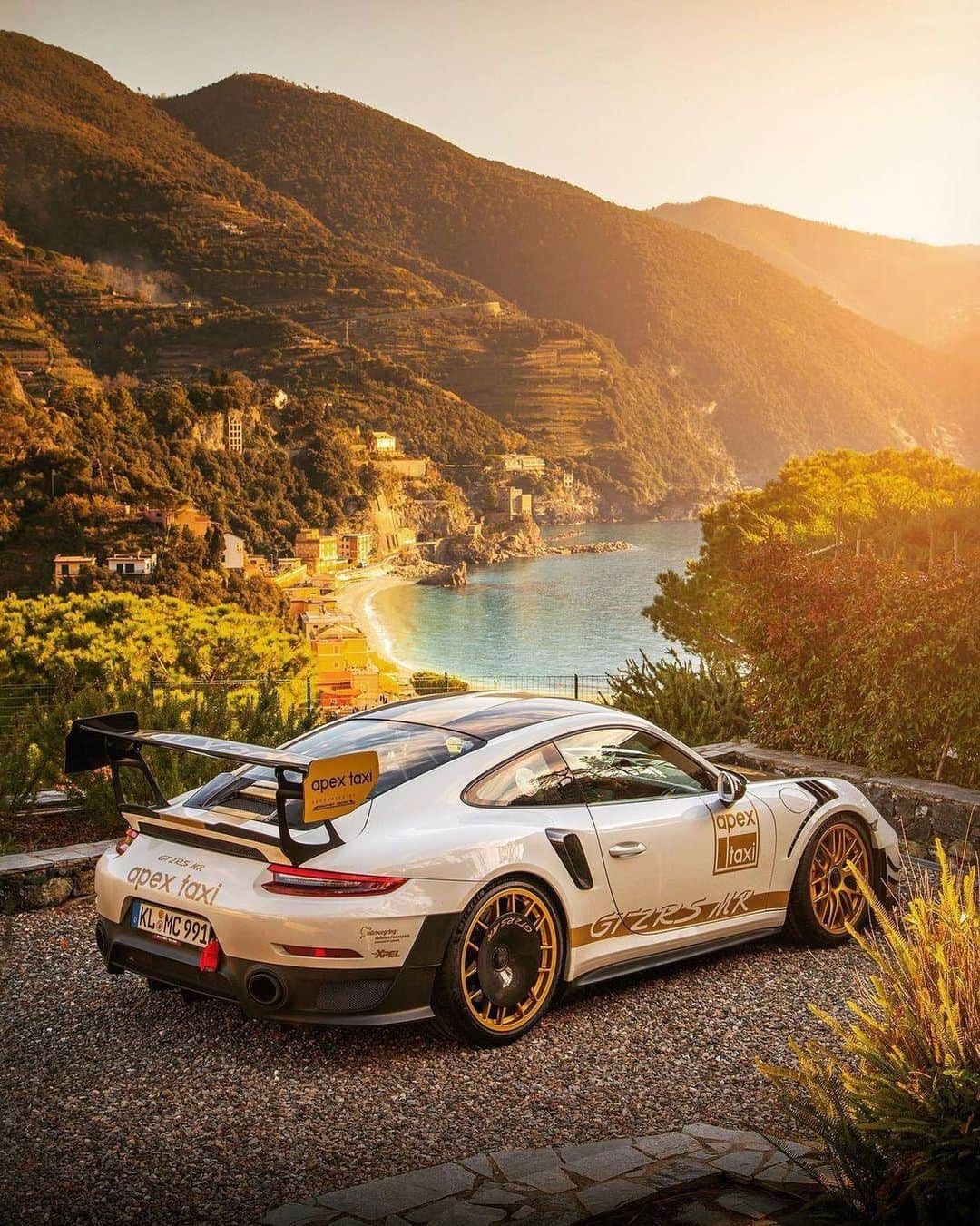 Porscheさんのインスタグラム写真 - (PorscheInstagram)「Swapping the track for the coastline - Italy's Cinque Terre steps up to provide an otherworldly backdrop.  (📸 @tomstamp) #Porsche #PorscheMoment」1月12日 1時58分 - porsche