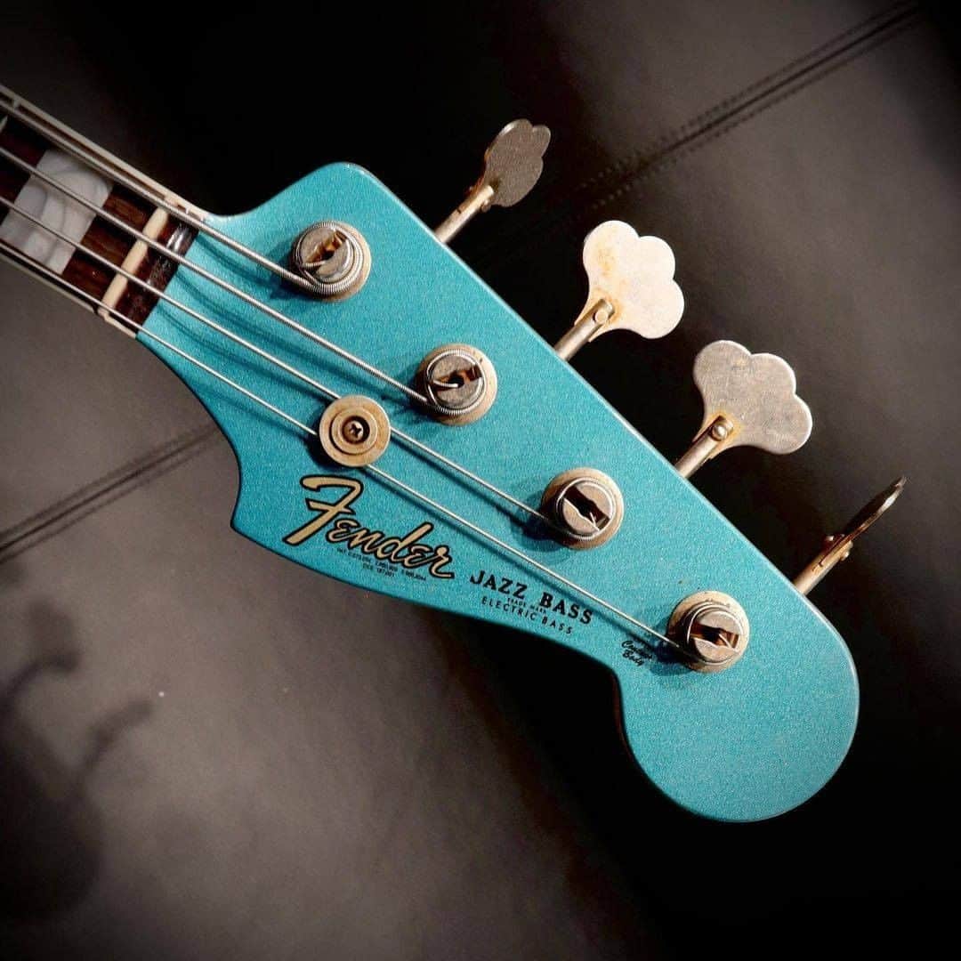 Fender Guitarさんのインスタグラム写真 - (Fender GuitarInstagram)「"Blocks, binding, nibs and a finger rest — that can mean only one thing!"  Get your groove on with this mesmerizing '60s Jazz Bass in Ocean Blue Turquoise from@thornguitars.」1月12日 2時00分 - fender