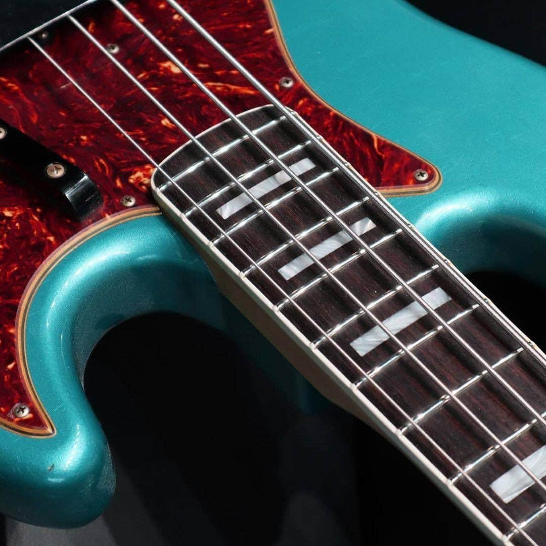 Fender Guitarさんのインスタグラム写真 - (Fender GuitarInstagram)「"Blocks, binding, nibs and a finger rest — that can mean only one thing!"  Get your groove on with this mesmerizing '60s Jazz Bass in Ocean Blue Turquoise from@thornguitars.」1月12日 2時00分 - fender