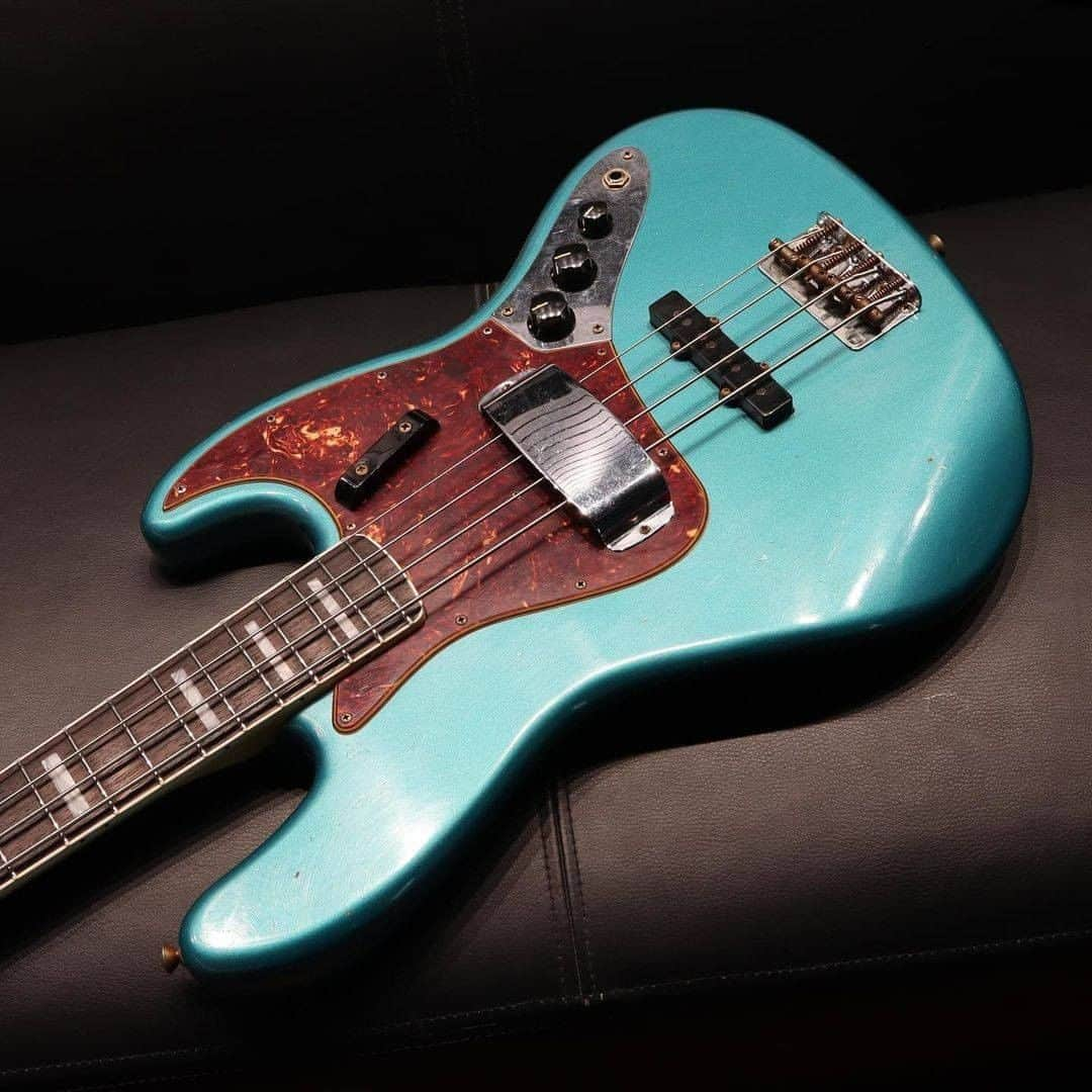 Fender Guitarさんのインスタグラム写真 - (Fender GuitarInstagram)「"Blocks, binding, nibs and a finger rest — that can mean only one thing!"  Get your groove on with this mesmerizing '60s Jazz Bass in Ocean Blue Turquoise from@thornguitars.」1月12日 2時00分 - fender