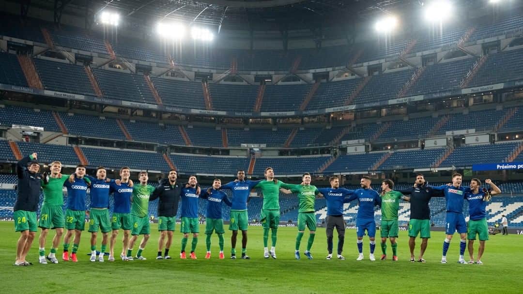 レアル・ソシエダさんのインスタグラム写真 - (レアル・ソシエダInstagram)「🌟 Noche de estrellas en el Bernabéu.   🏆 Somos la Real. ¡A por todas en la Supercopa!   #AurreraReala」1月12日 2時00分 - realsociedad