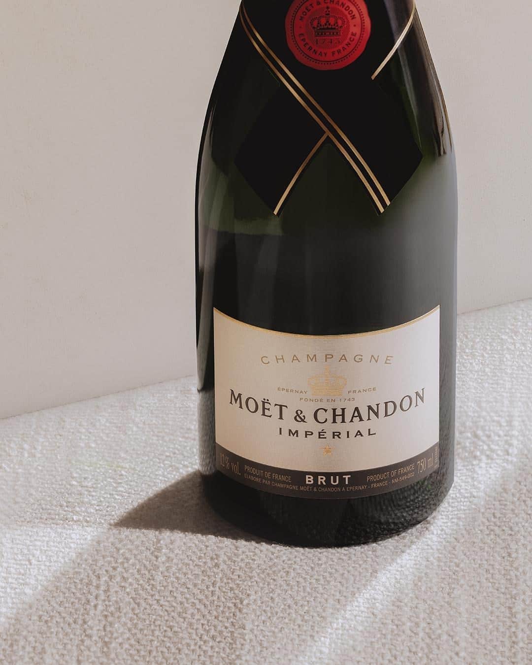 Moët & Chandon Officialさんのインスタグラム写真 - (Moët & Chandon OfficialInstagram)「MAKING OF AN ICON The iconic black tie gracing the neck of a bottle of Moët Impérial lets you know at a glance exactly what’s inside: a combination of generosity and discretion on the palate, with white fruit notes and lively citrus nuances.  #MoetChandon #MoetImperial #AtHomeWithMoet  This material is not intended to be viewed by persons under the legal alcohol drinking age or in countries with restrictions on advertising on alcoholic beverages. ENJOY MOET RESPONSIBLY」1月12日 2時00分 - moetchandon