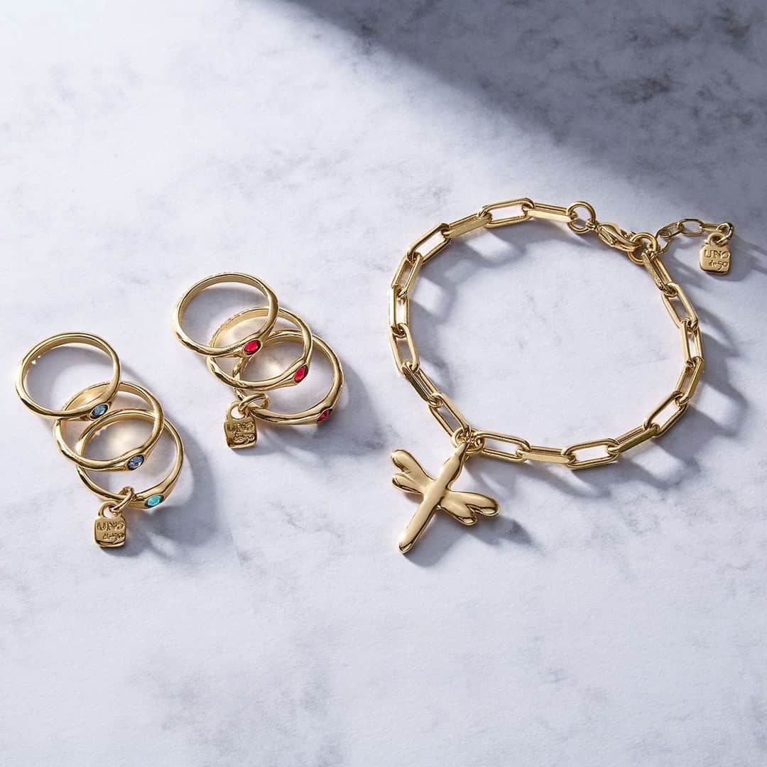のインスタグラム：「Te presentamos los anillos "Happy Blue", "La vie en rose" y pulsera "Take-Me". ¿Los prefieres con cristal Swarovski azul o rojo? 💗💙 #ColecciónFreedom #UNOde50  "Happy Blue" and "La vie en rose" rings and "Take-Me" bracelet. Do you prefer them with blue or red Swarovski crystal? 💗💙 #FreedomCollection #UNOde50」