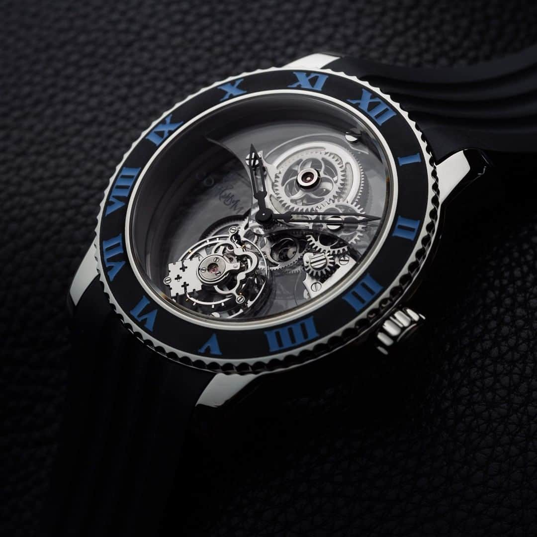 コルムさんのインスタグラム写真 - (コルムInstagram)「The Romvlvs Tourbillon case, crafted in grade 5 titanium, features a black rubber bezel with blue Roman numerals and a slightly fluted edge.   The look, combined with the ribbed vulcanized rubber strap, brings the elegant haute horology piece into a new realm of sporty chic.   #corumwatches #riskisthereward #romvlvs #heritagecollection」1月12日 2時00分 - corumwatches