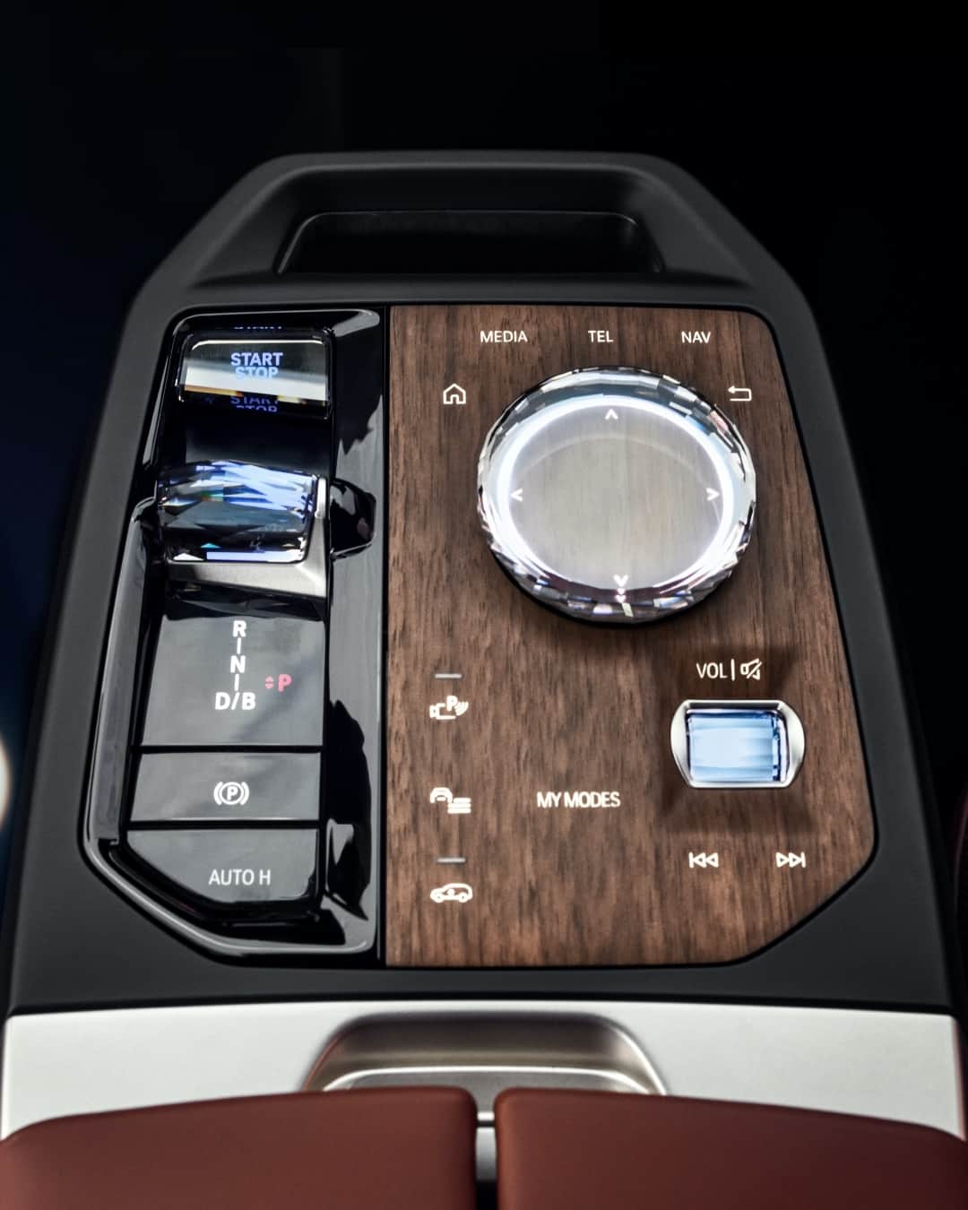 BMWのインスタグラム：「A new experience for interaction between driver and car. The next generation of #BMWiDrive premieres in the all-new BMW iX. #BMWxCES #CES2021 #CES #THEiX #BMWiDrive #BMW」