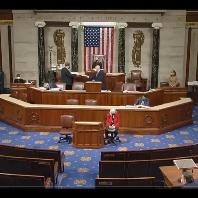 メアリー・リン・ライスカブのインスタグラム：「Repost from @katiecouric • 🚨BREAKING: House Democrats formally introduced an article of impeachment against President Trump, charging him with “incitement of insurrection” for his role in the takeover of the US Capitol last week by a violent pro-Trump mob. This article already has 210 cosponsors, just shy of the 217 majority needed in the House (via @politico). House Republicans blocked a measure calling on VP Pence and the Cabinet to remove Trump under the 25th Amendment, a move that ensures a vote in the full House on Tuesday. #impeachment #breakingnews #news #politics #trump」