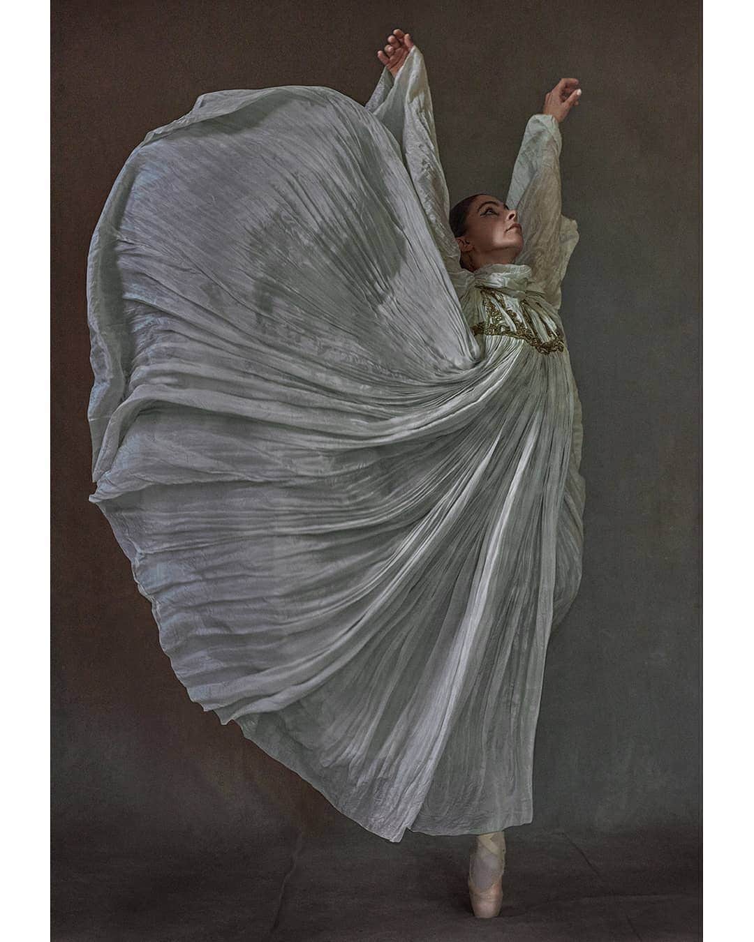 マリオ・テスティーノのインスタグラム：「MOVEMENT Working with dancers has always inspired me. Photography offers us the wonderful possibility of capturing the moments that compose each movement. It brings a different perspective to appreciate the beauty of dancing and the mastery behind every step.  The artists of Teatro Massimo of Palermo express the sense of classical movement that has influenced my images through the years.  _ Trabajar con bailarines siempre me ha inspirado, ya que la fotografía nos ofrece la maravillosa posibilidad de capturar los momentos que componen cada movimiento. Brinda una perspectiva diferente para apreciar la belleza del baile y el talento detrás de cada paso.  Los artistas del Teatro Massimo de Palermo expresan el sentido del movimiento clásico que ha influido en mis imágenes a lo largo de los años.  #Dancing #MarioTestino」